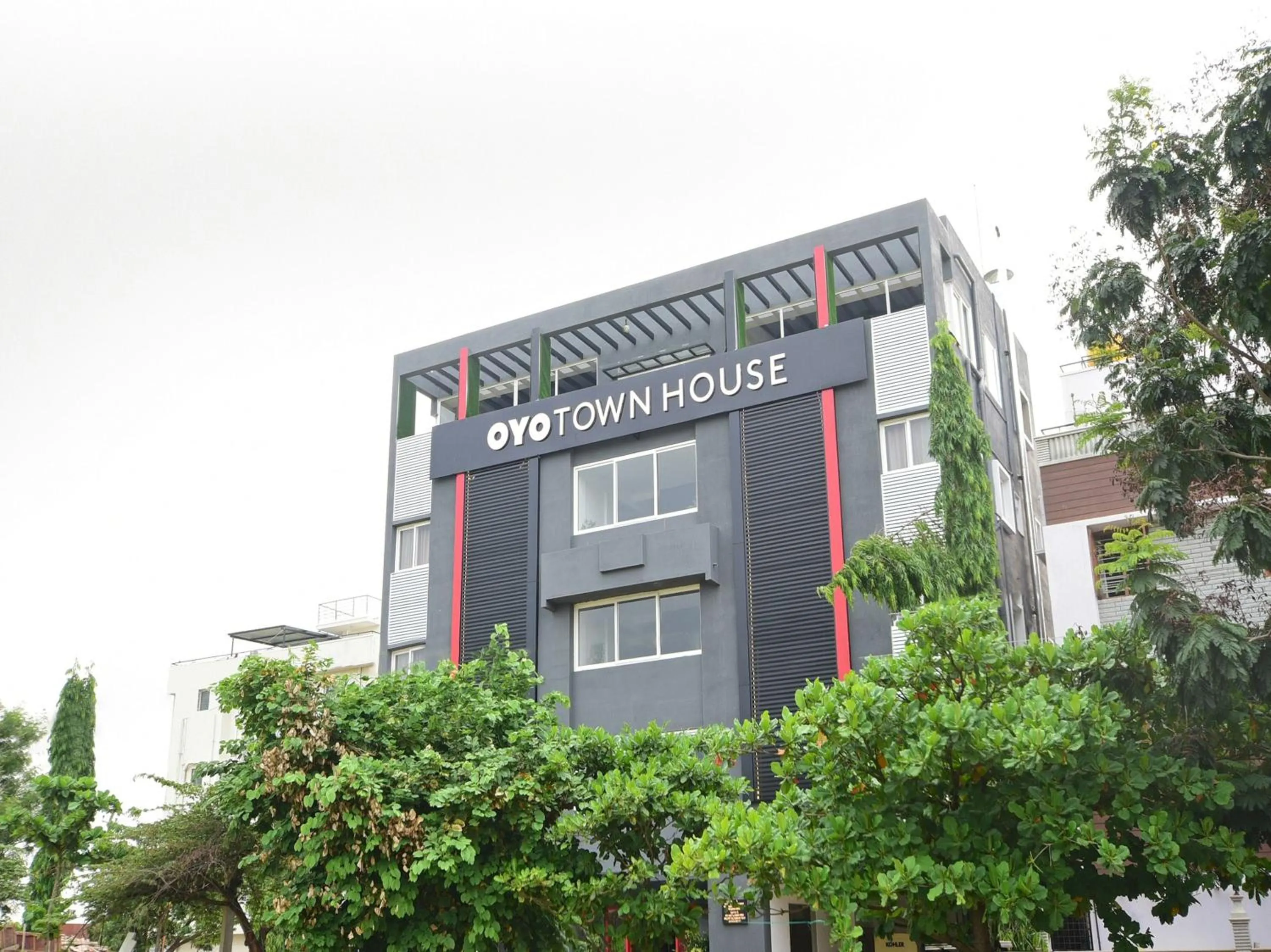 Facade/entrance in Townhouse Airport Road