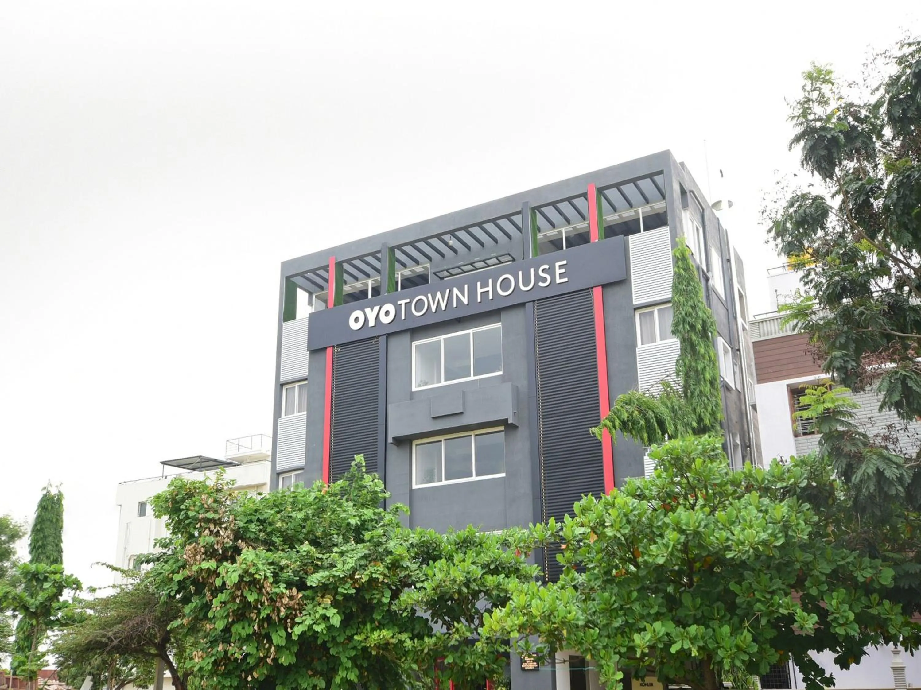 Facade/entrance in Townhouse Airport Road