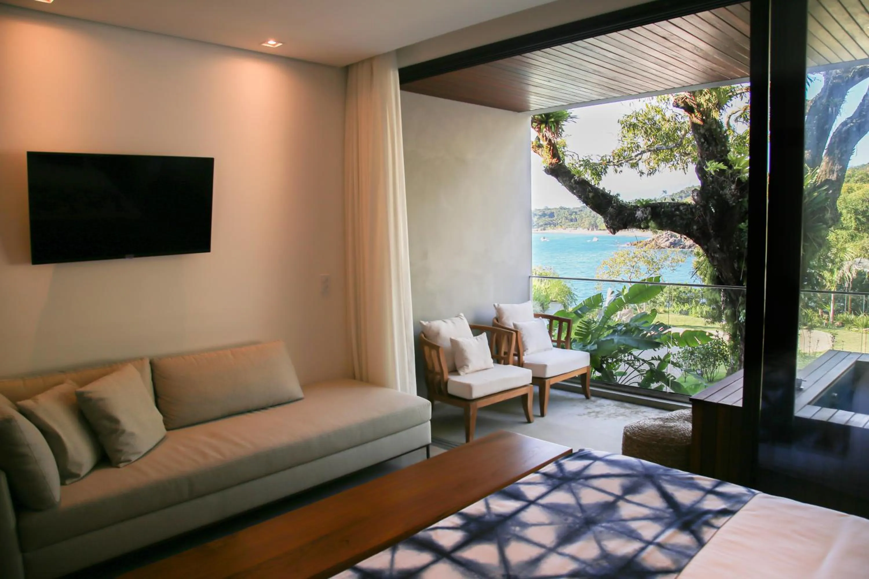 Living room, Bed in Casa Di Sirena Ilhabela