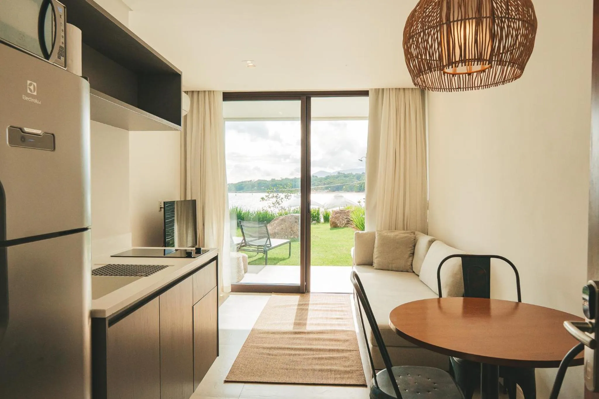 Communal kitchen in Casa Di Sirena Ilhabela