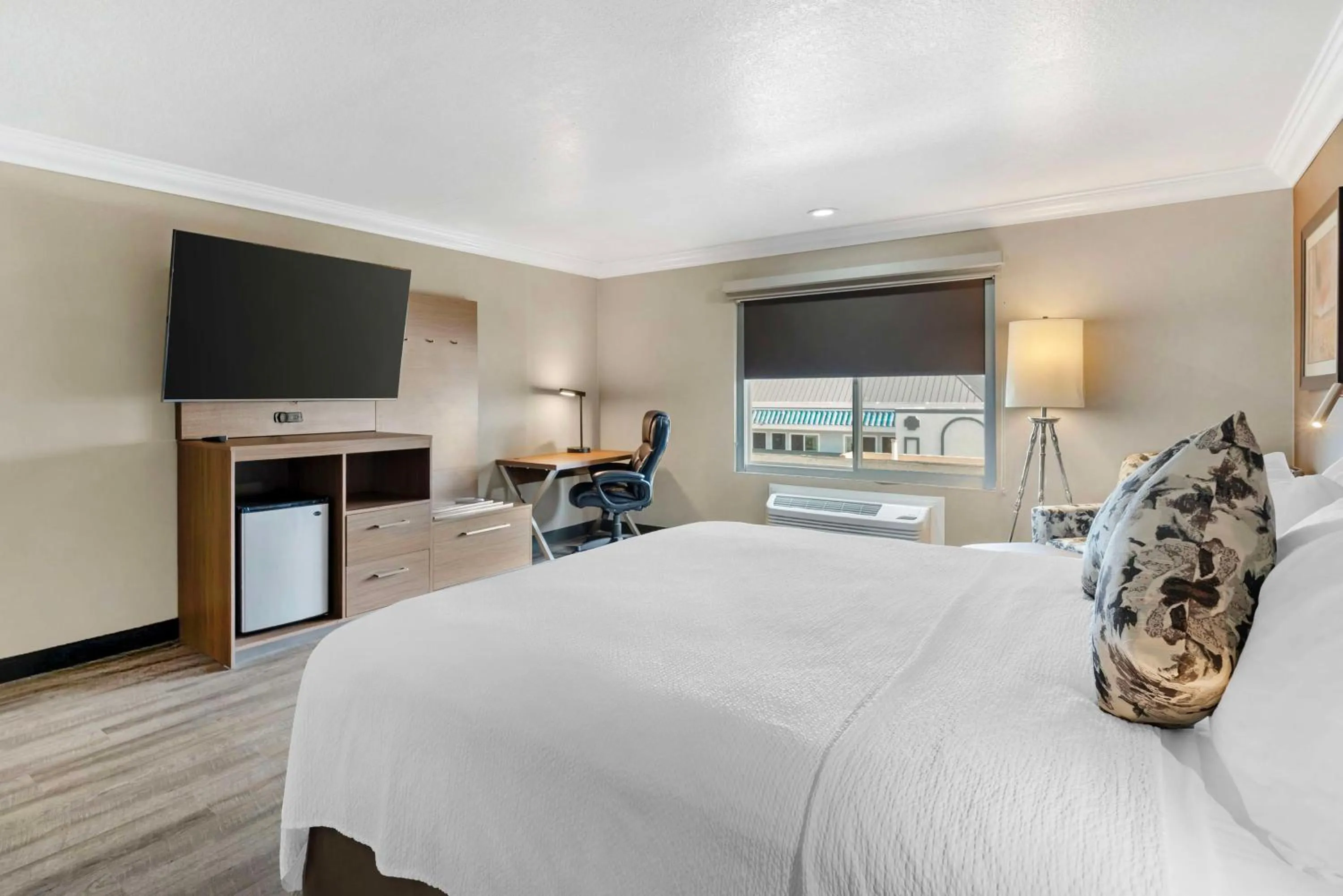 Bedroom, Bed in Best Western Plus Newport Mesa Inn