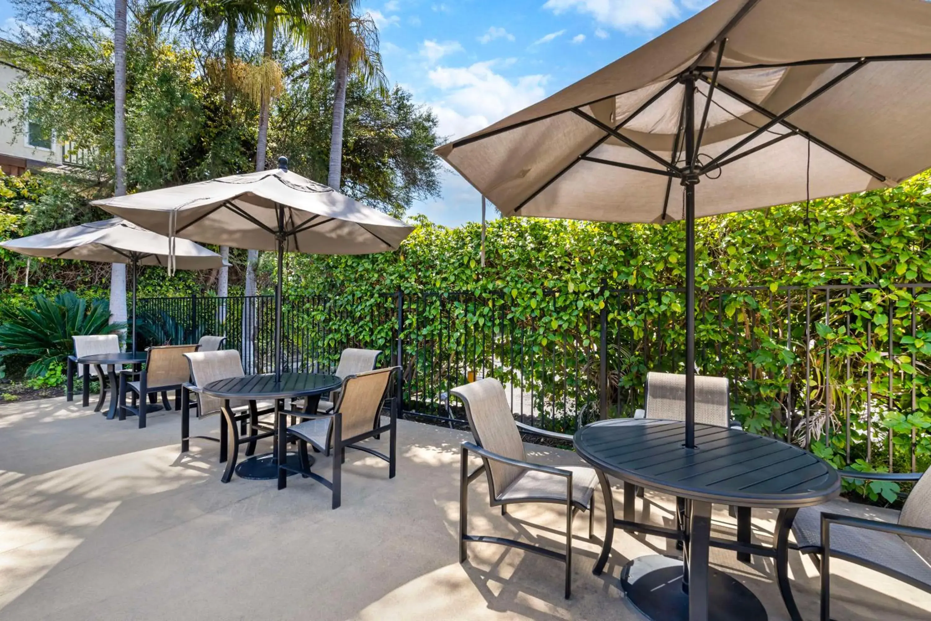 Property building in Best Western Plus Newport Mesa Inn Property building in Best Western Plus Newport Mesa Inn