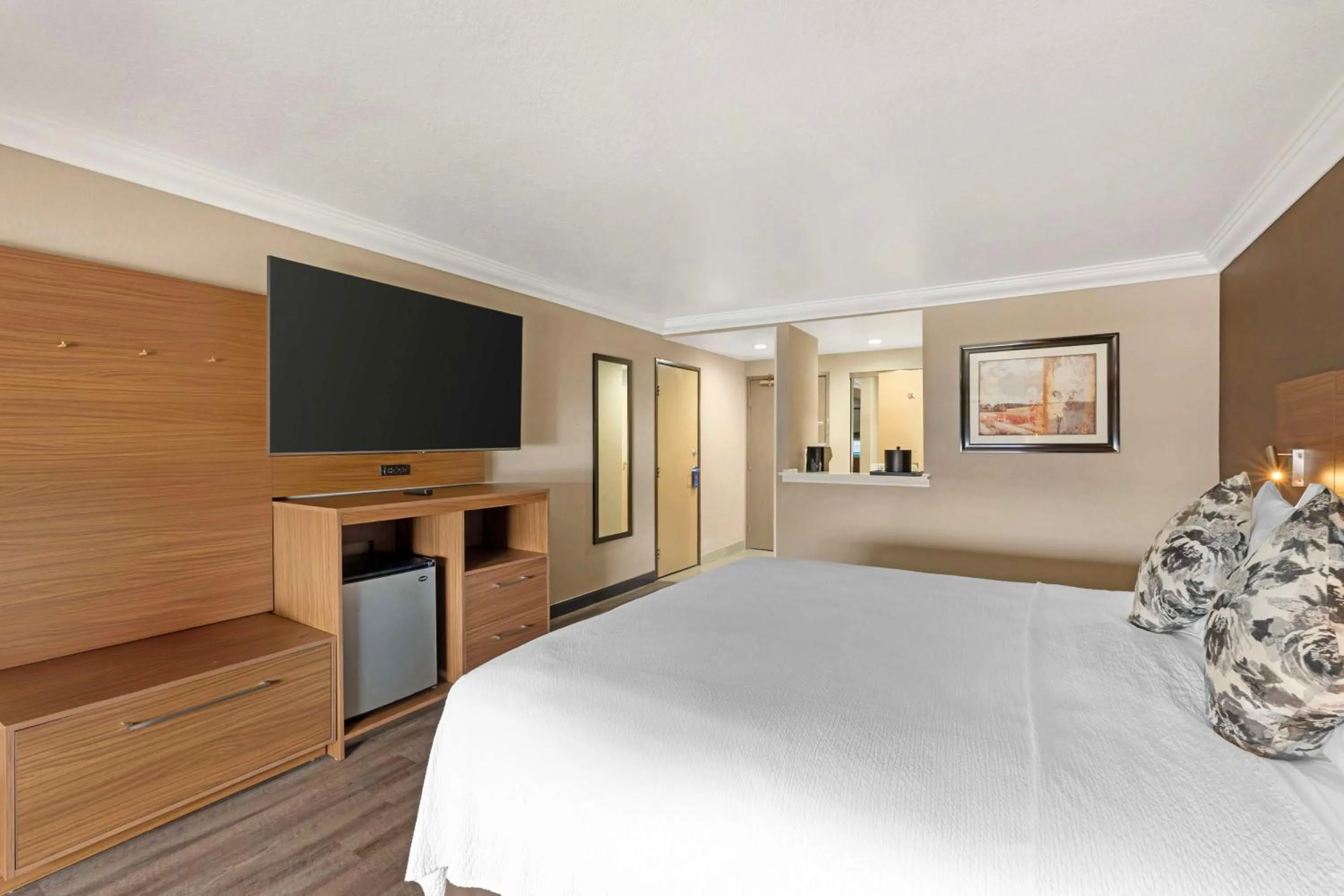 Bedroom, Bed in Best Western Plus Newport Mesa Inn