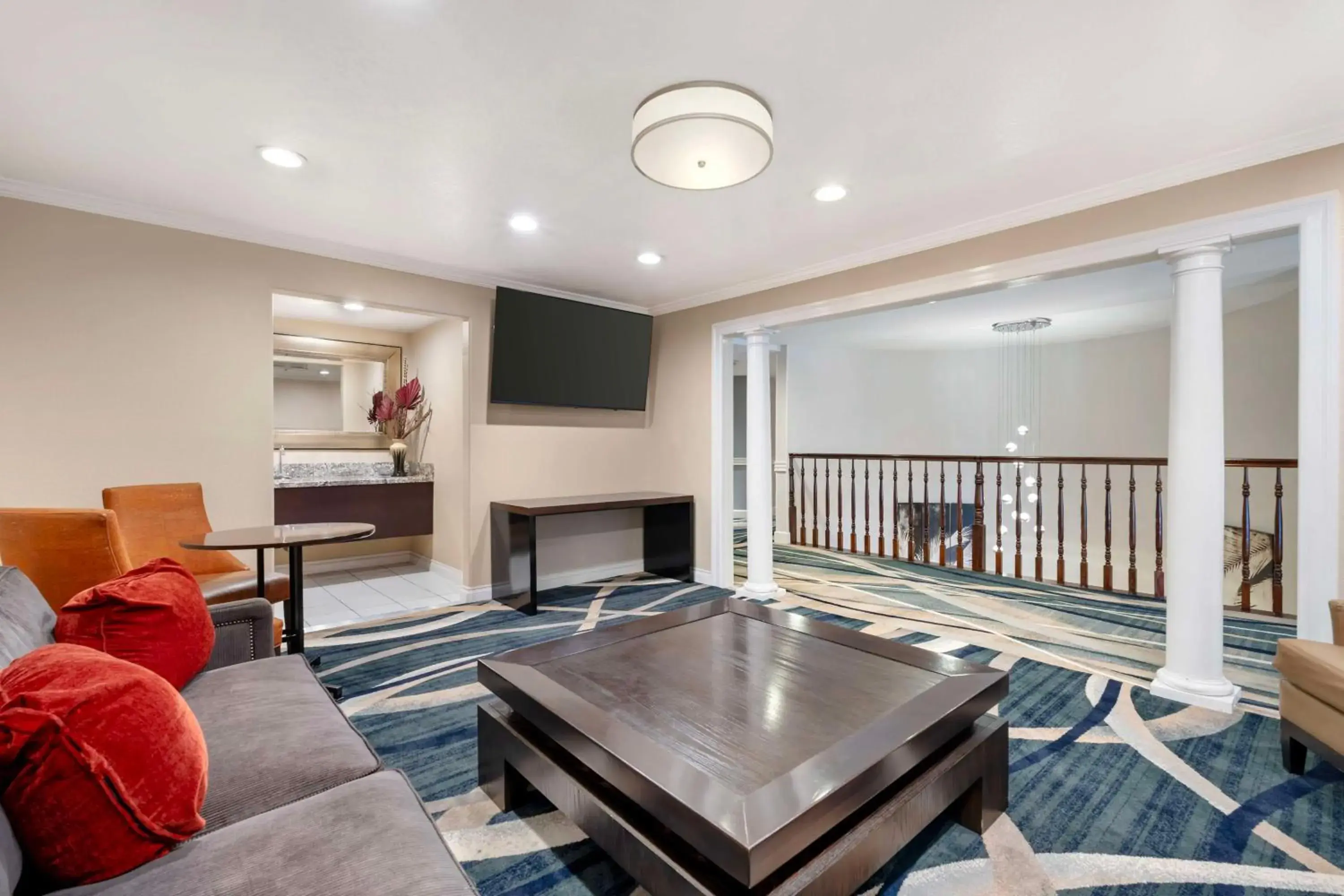 Property building in Best Western Plus Newport Mesa Inn Property building in Best Western Plus Newport Mesa Inn