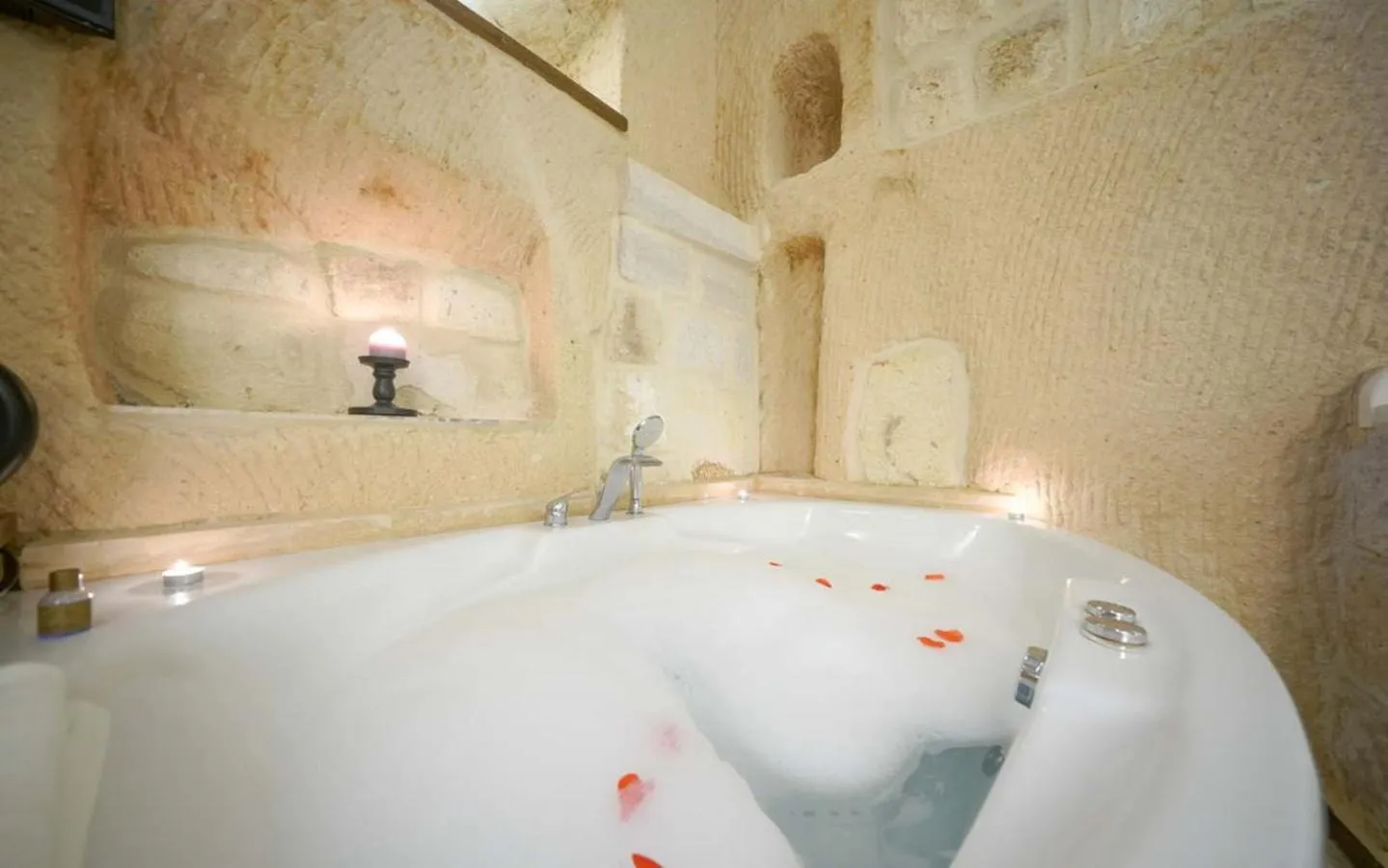 Bath in Arte Cave Hotel