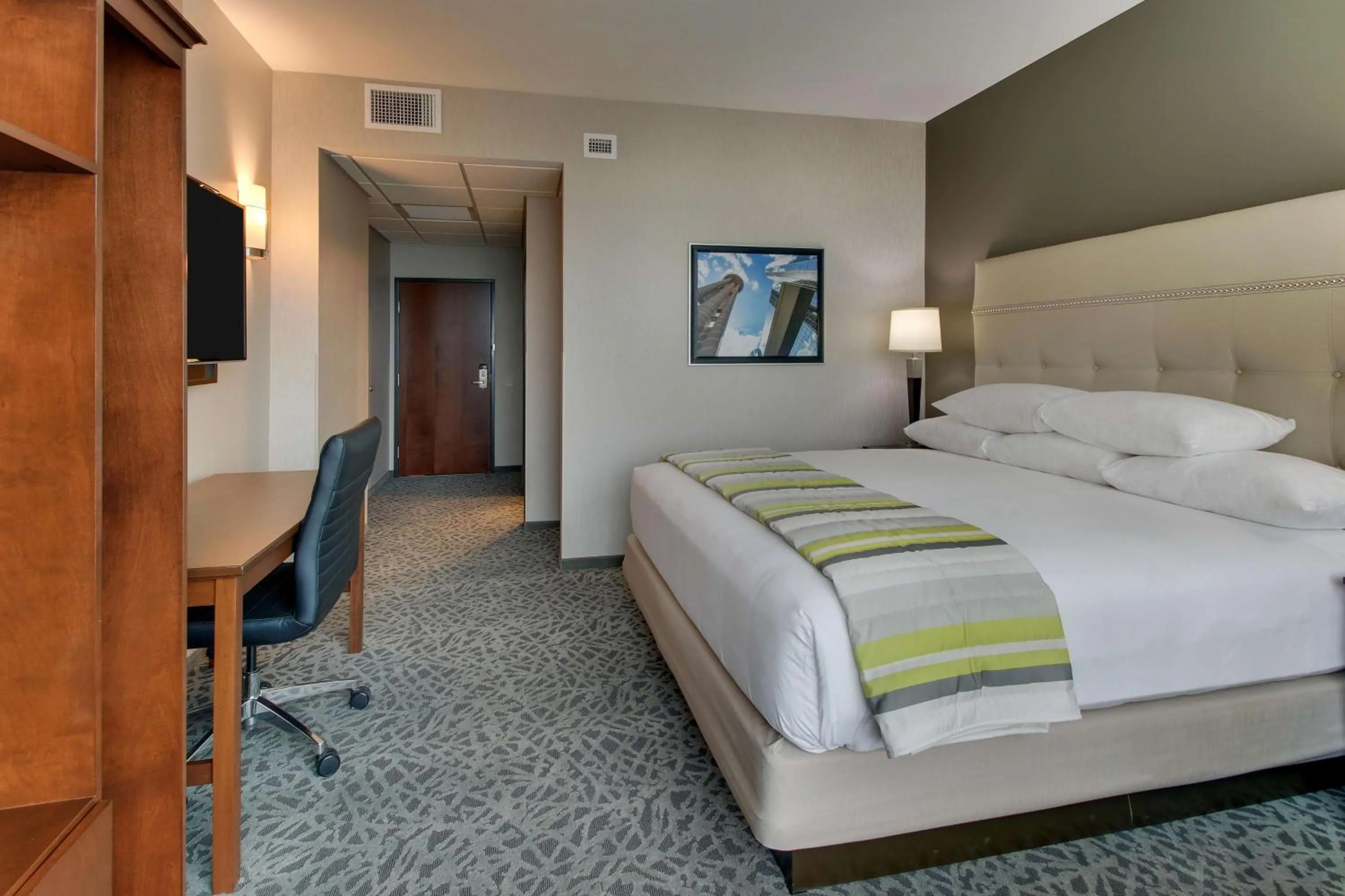 Photo of the whole room, Bed in Drury Plaza Hotel Dallas Richardson