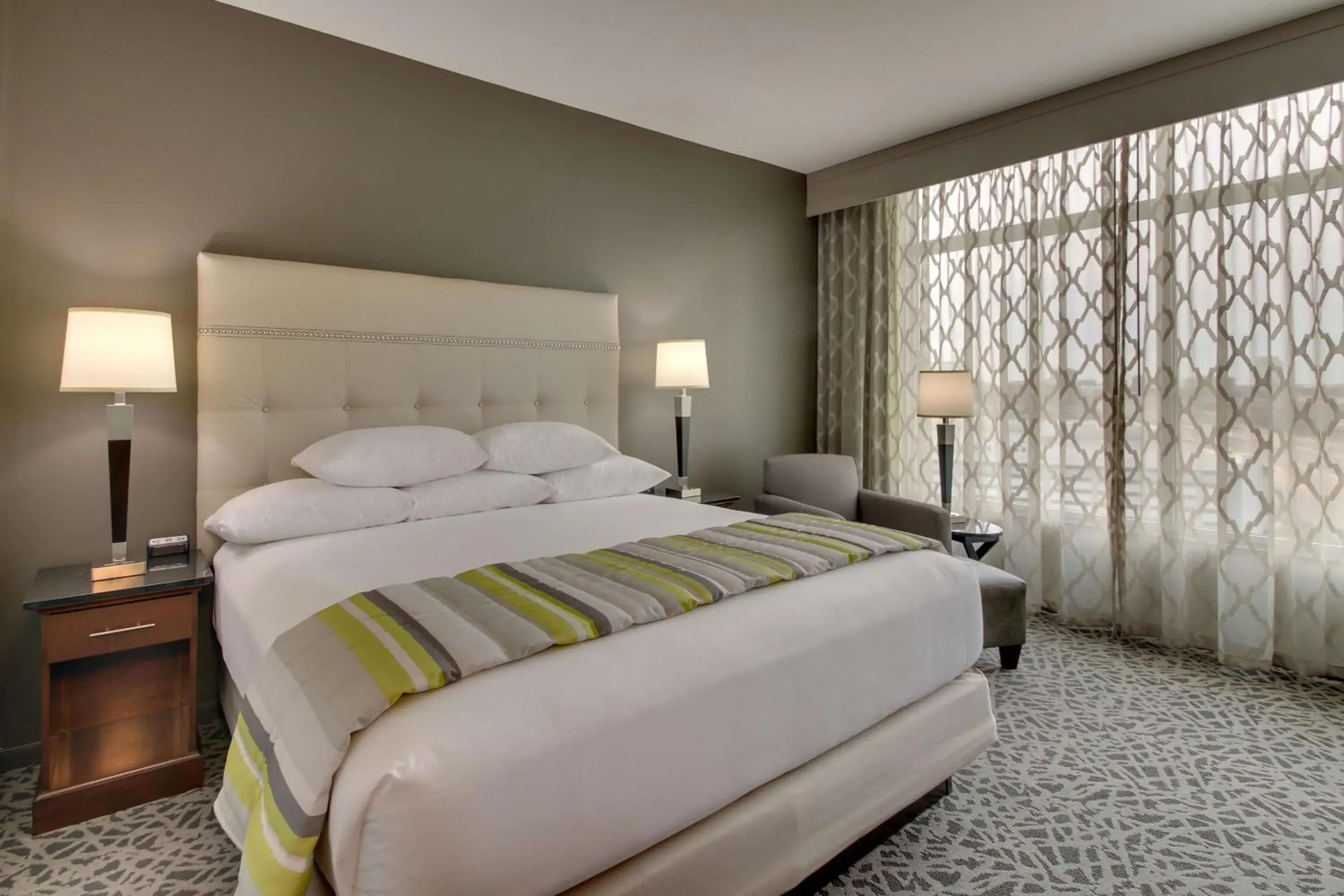 Deluxe King Room in Drury Plaza Hotel Dallas Richardson Deluxe King Room in Drury Plaza Hotel Dallas Richardson