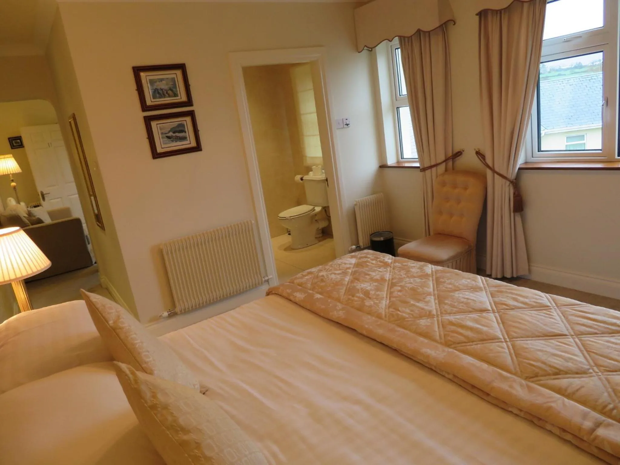Bedroom, Bed in Brook Manor Lodge