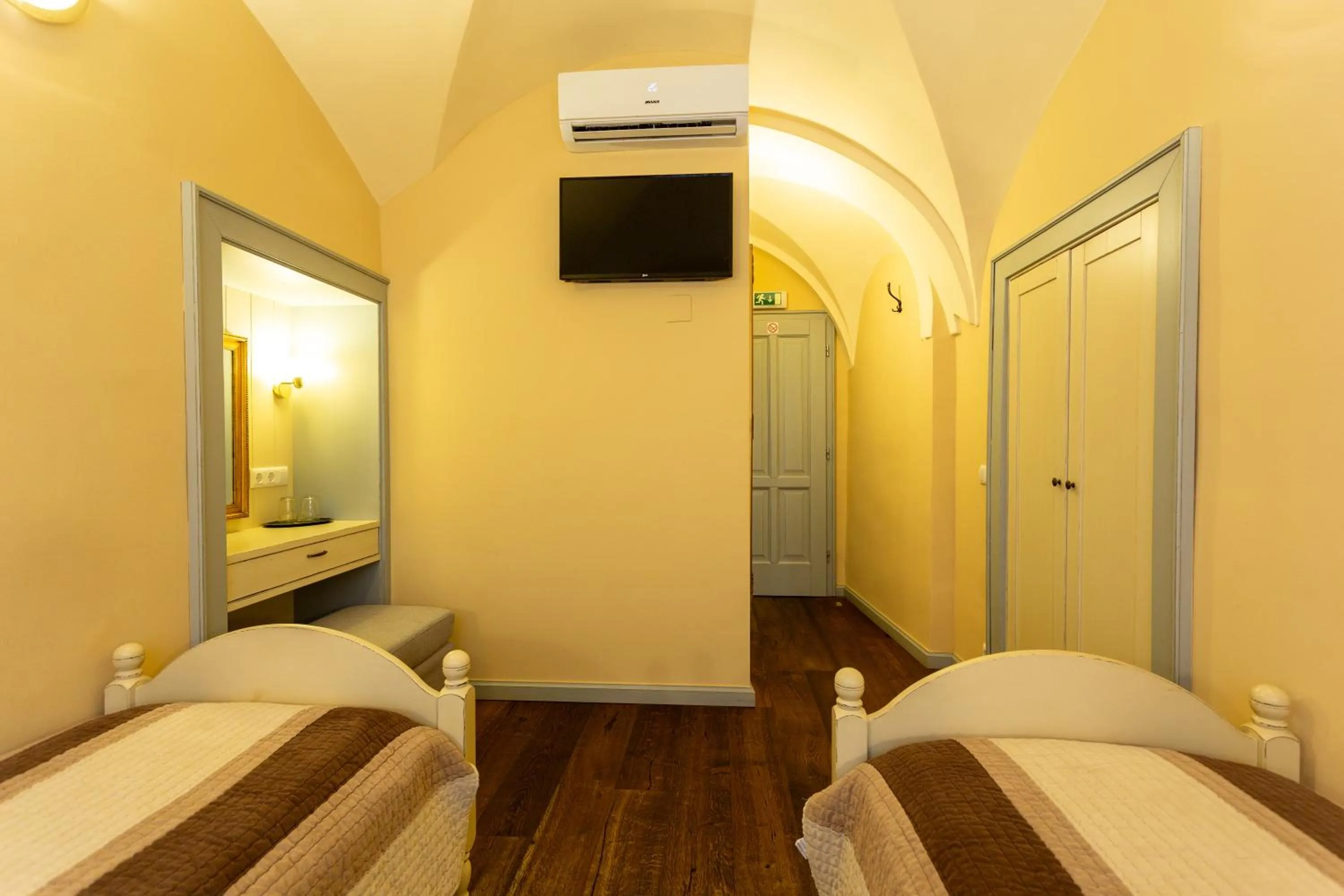 Twin Room with City View - single occupancy in Patrick's Pub