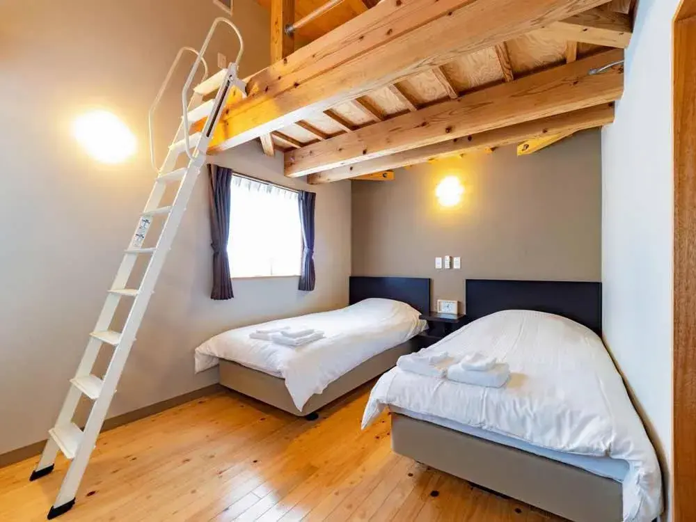 Living room, Bed in Beach Resort Hotel Kalakaua Living room, Bed in Beach Resort Hotel Kalakaua