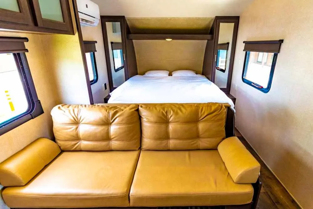 Living room, Bed in Beach Resort Hotel Kalakaua