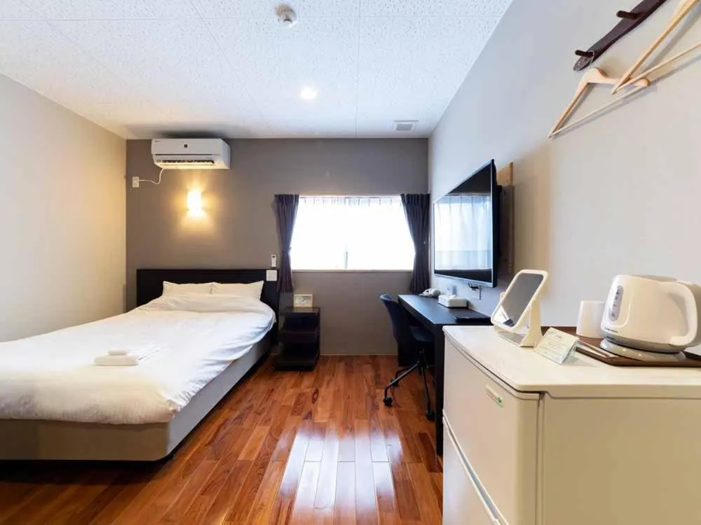 Photo of the whole room, Bed in Beach Resort Hotel Kalakaua