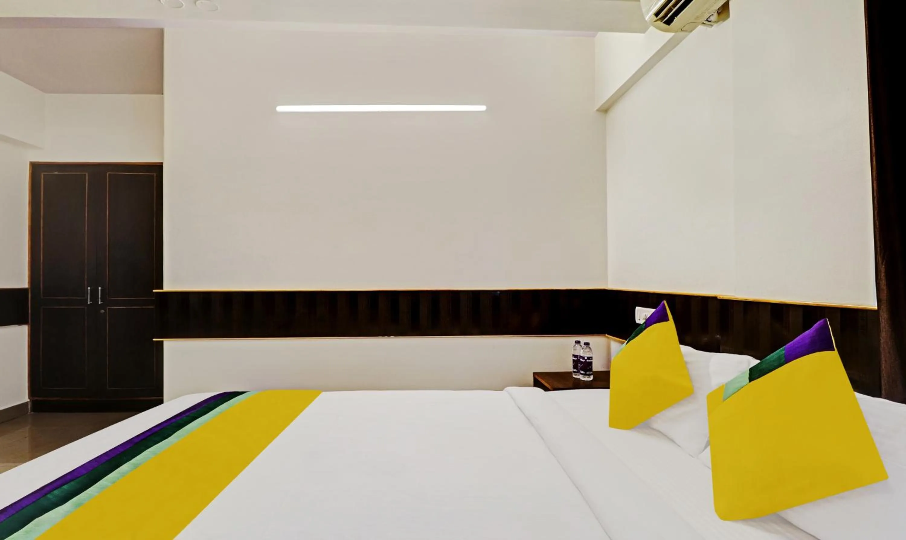 Bedroom, Bed in Itsy Hotels HSR Comfort