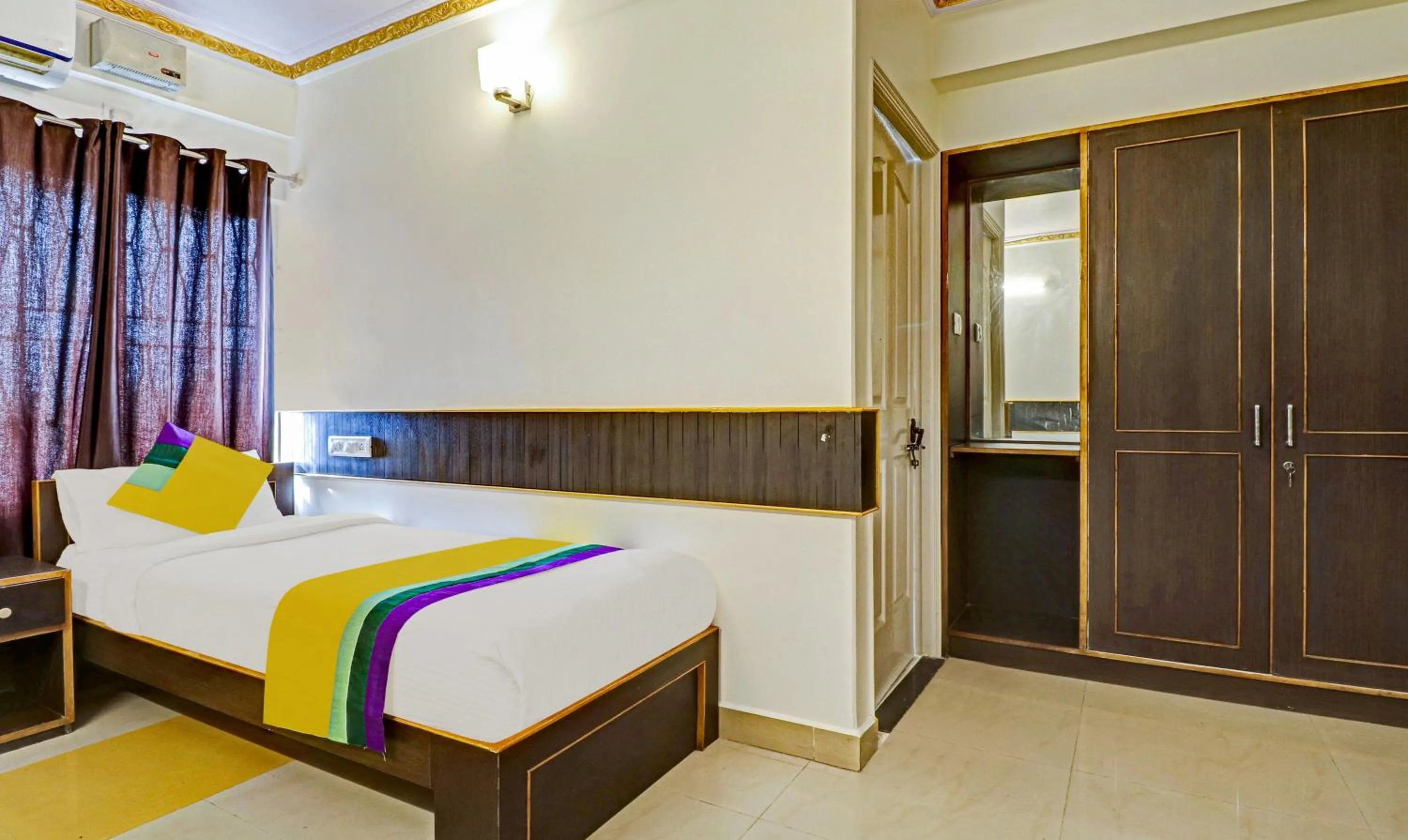 Bedroom, Bed in Itsy Hotels HSR Comfort