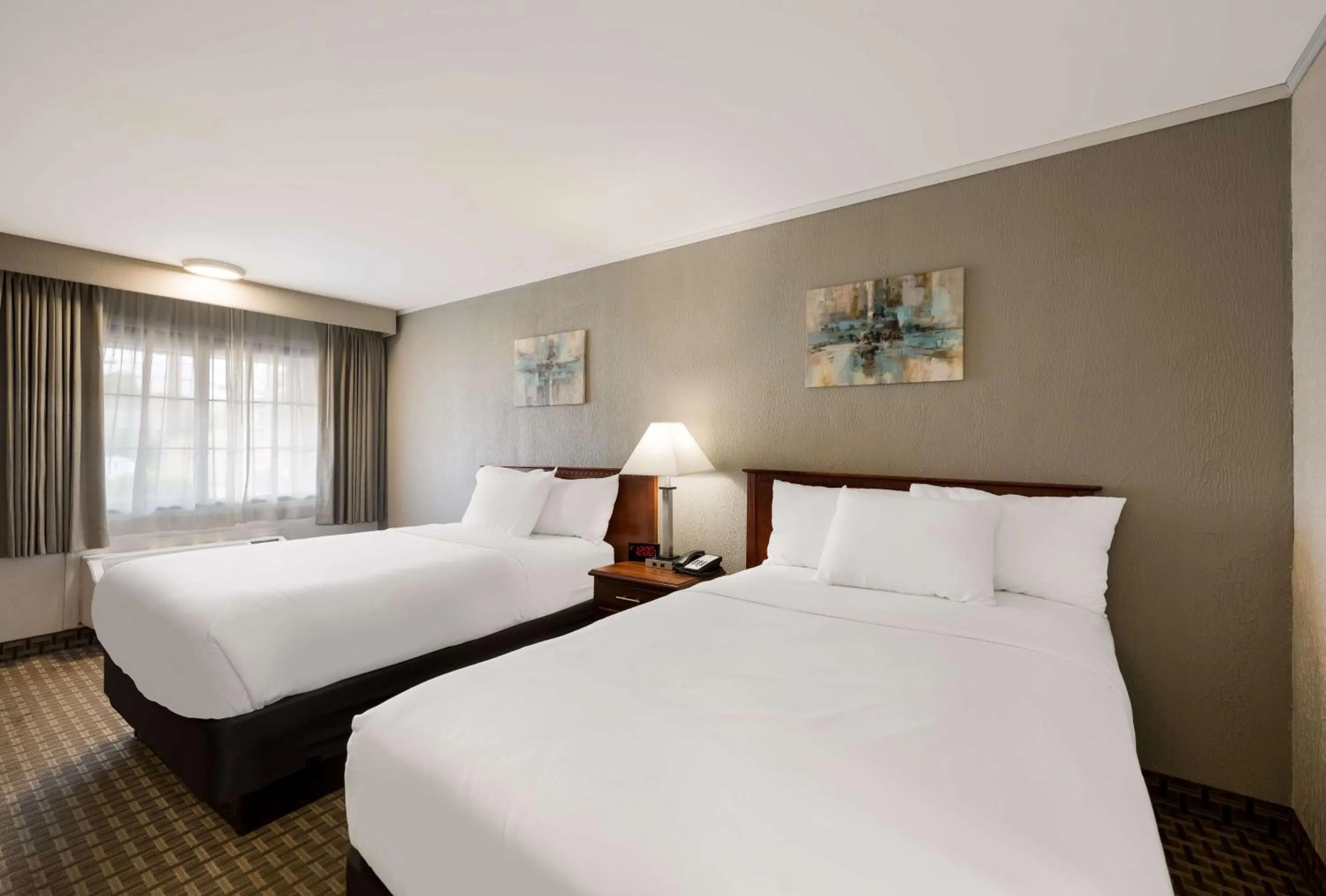 Bedroom, Bed in SureStay Plus by Best Western Woodbury Inn