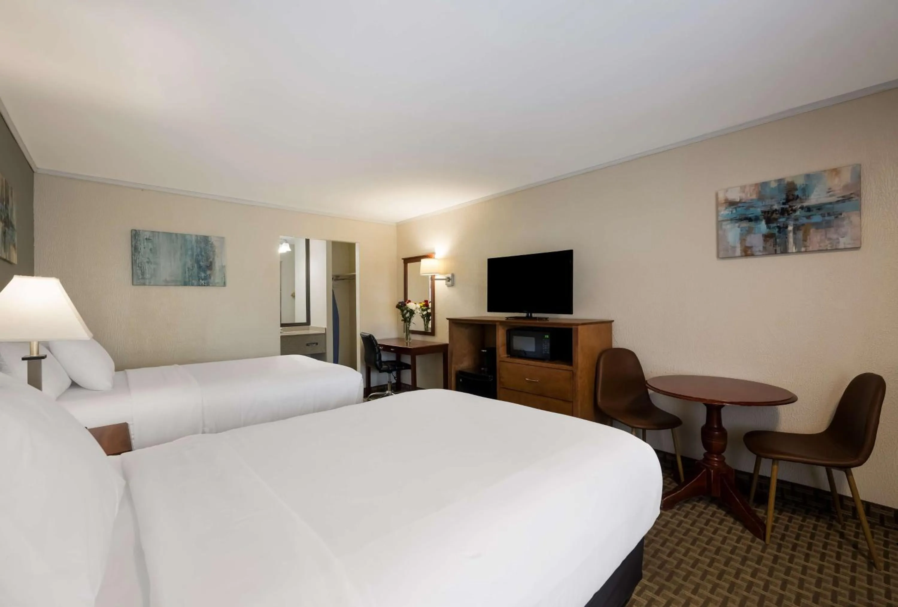Bedroom, Bed in SureStay Plus by Best Western Woodbury Inn