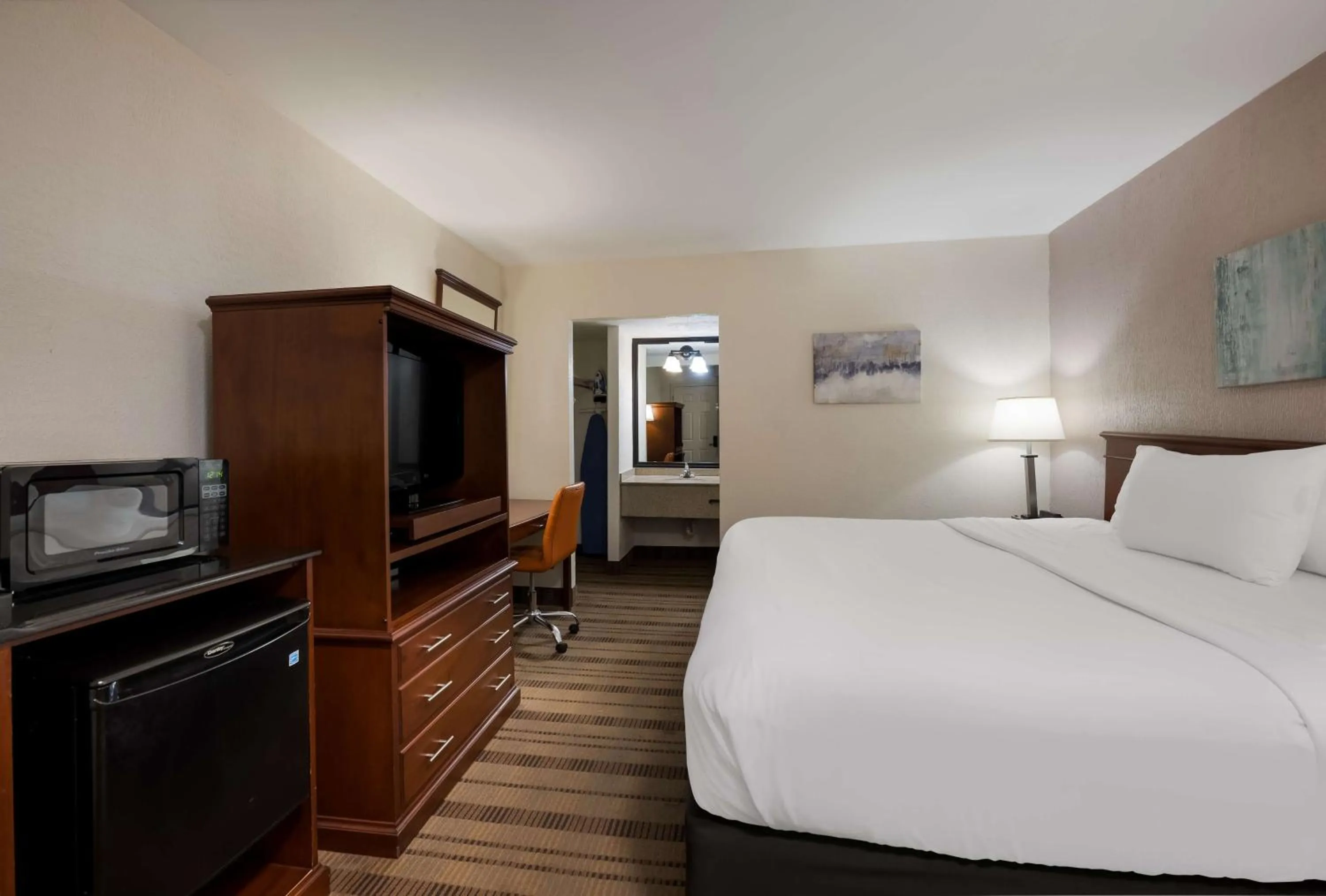 Bedroom, Bed in SureStay Plus by Best Western Woodbury Inn