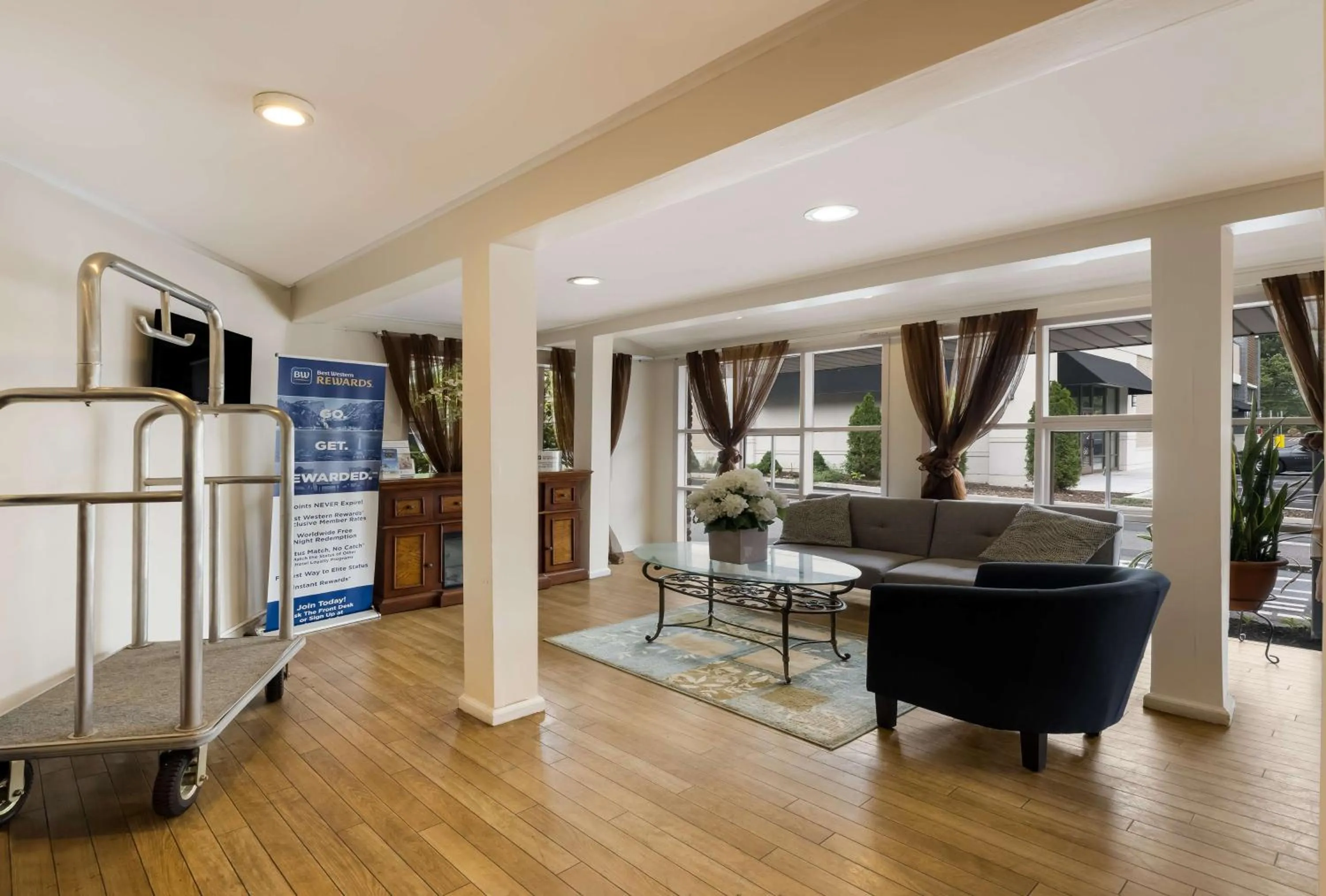 Lobby or reception in SureStay Plus by Best Western Woodbury Inn