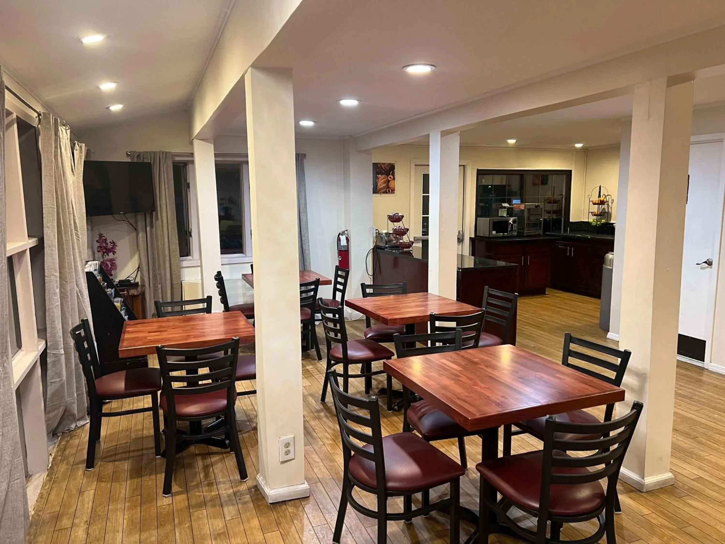 Breakfast in SureStay Plus by Best Western Woodbury Inn Breakfast in SureStay Plus by Best Western Woodbury Inn