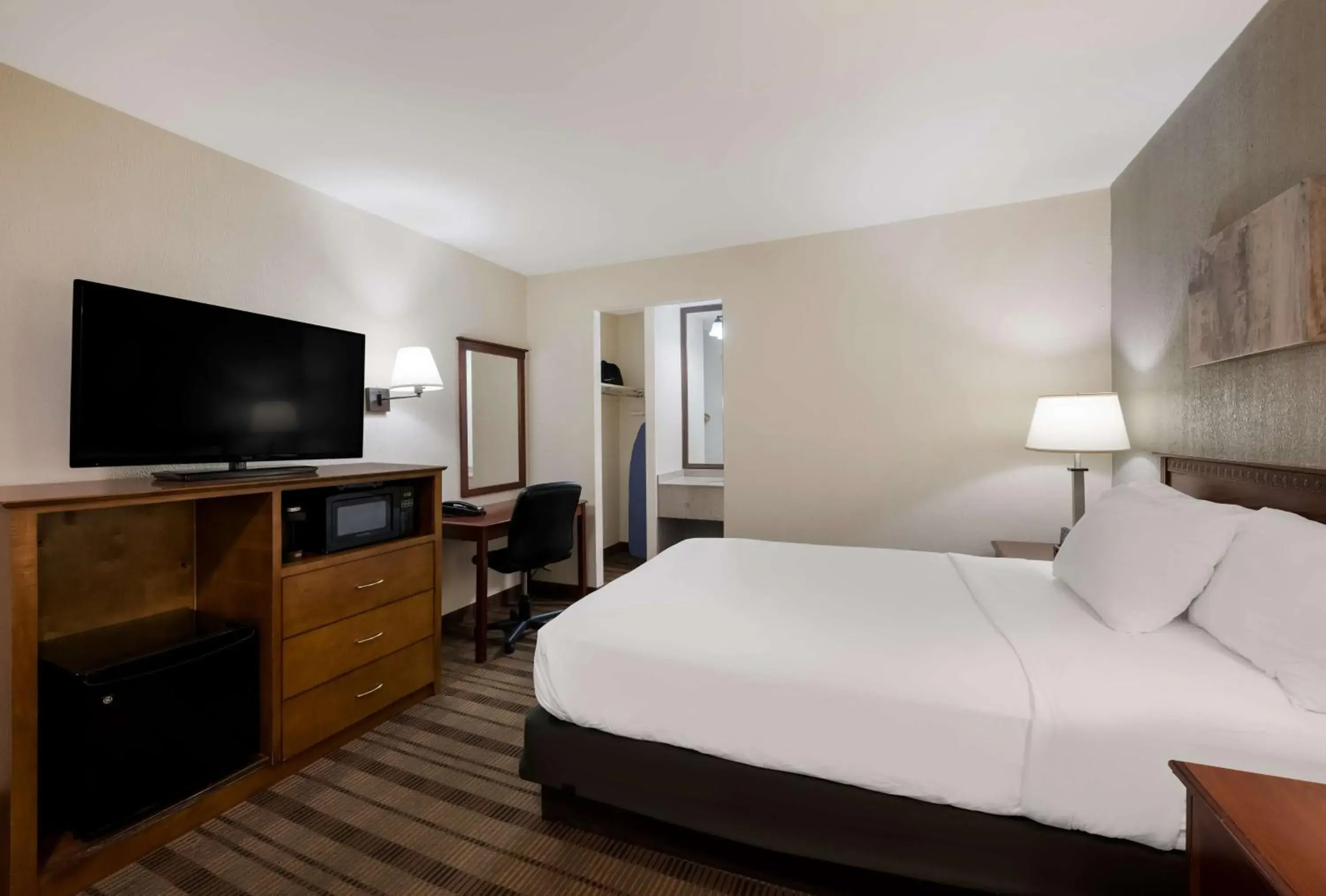 Bedroom, Bed in SureStay Plus by Best Western Woodbury Inn Bedroom, Bed in SureStay Plus by Best Western Woodbury Inn