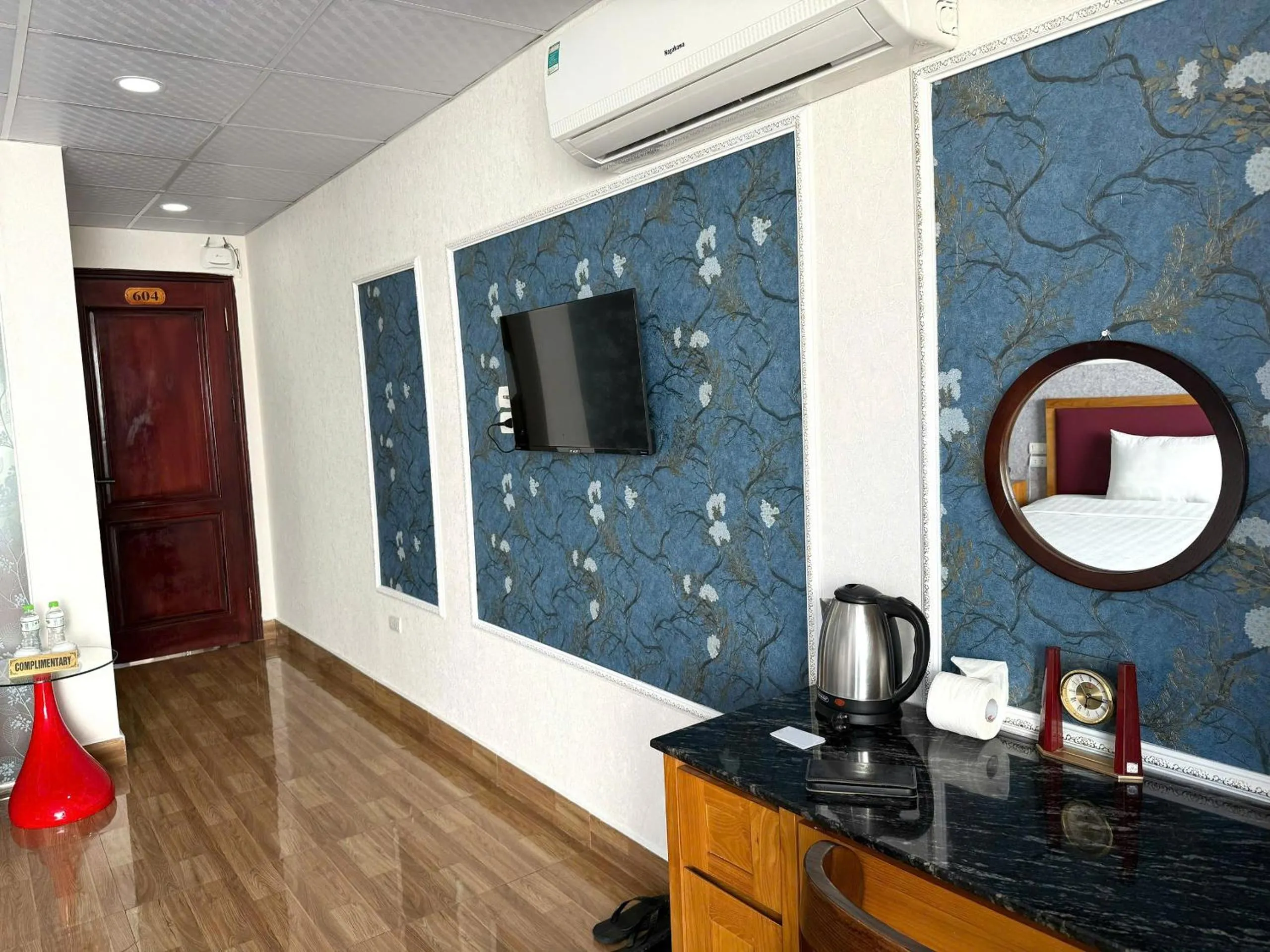 TV and multimedia in Holiday Suites Hotel & Spa