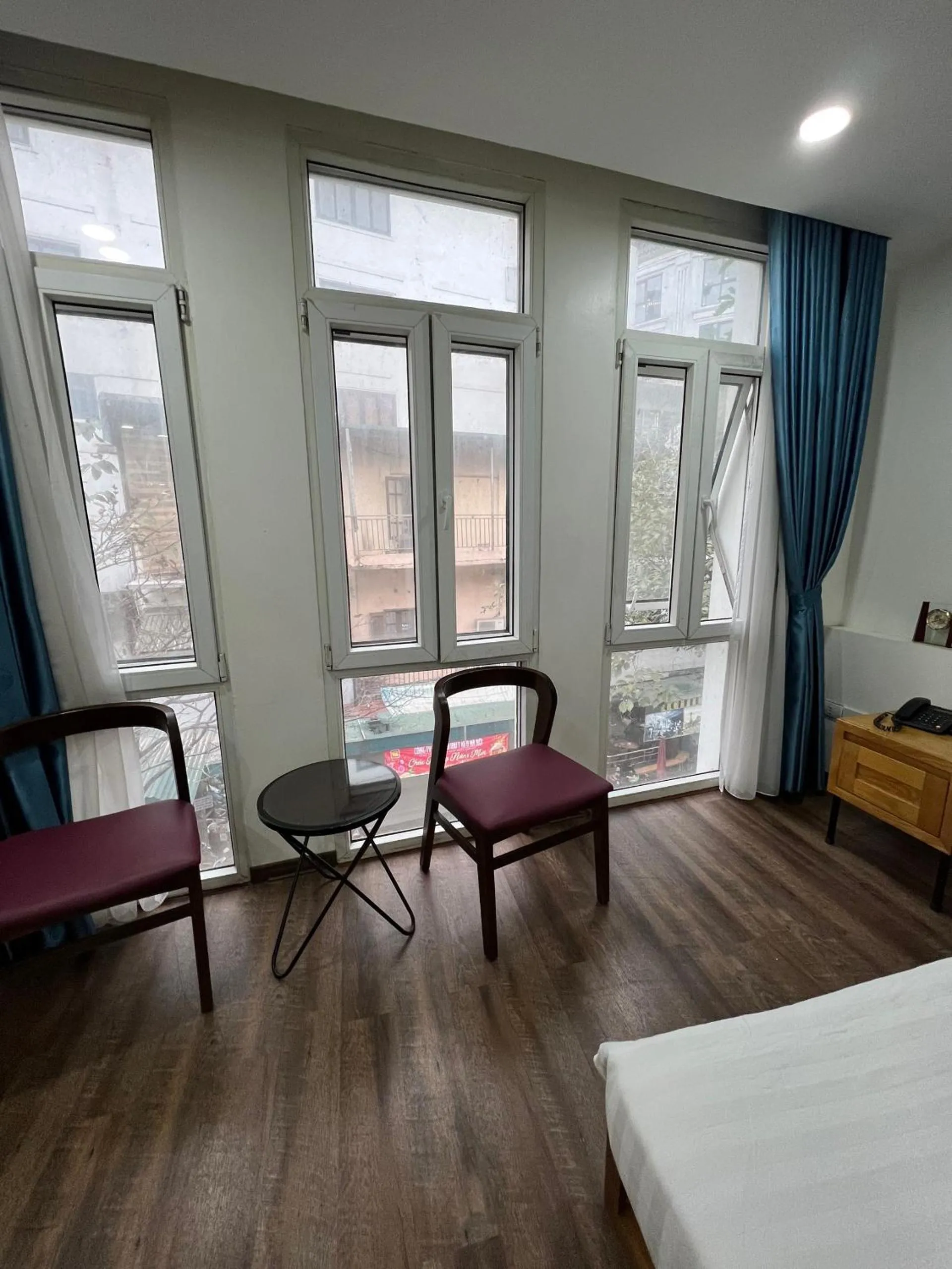 Seating area, Bed in Holiday Suites Hotel & Spa