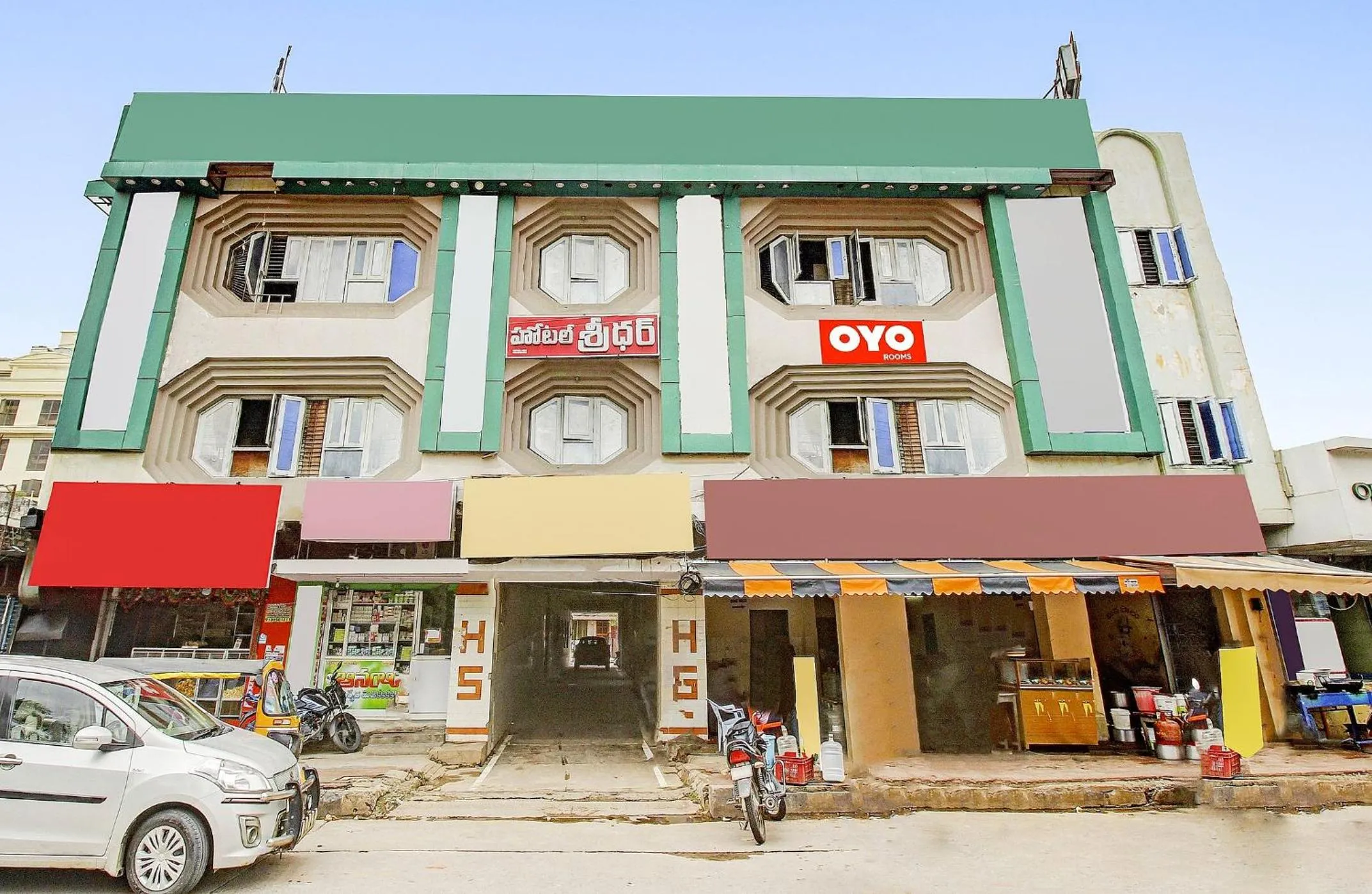 Facade/entrance in Super Hotel O Sridhar