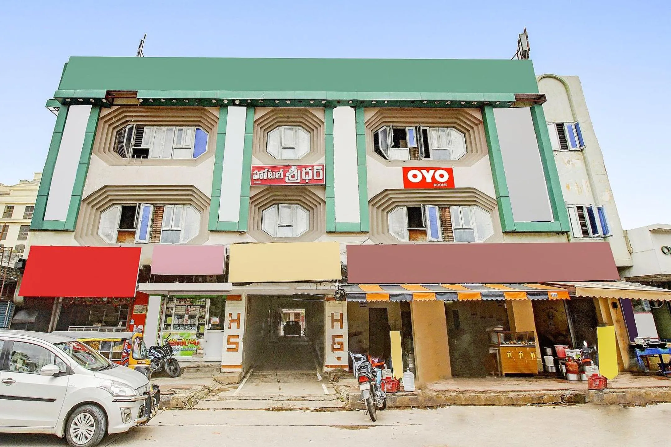 Facade/entrance in Super Hotel O Sridhar