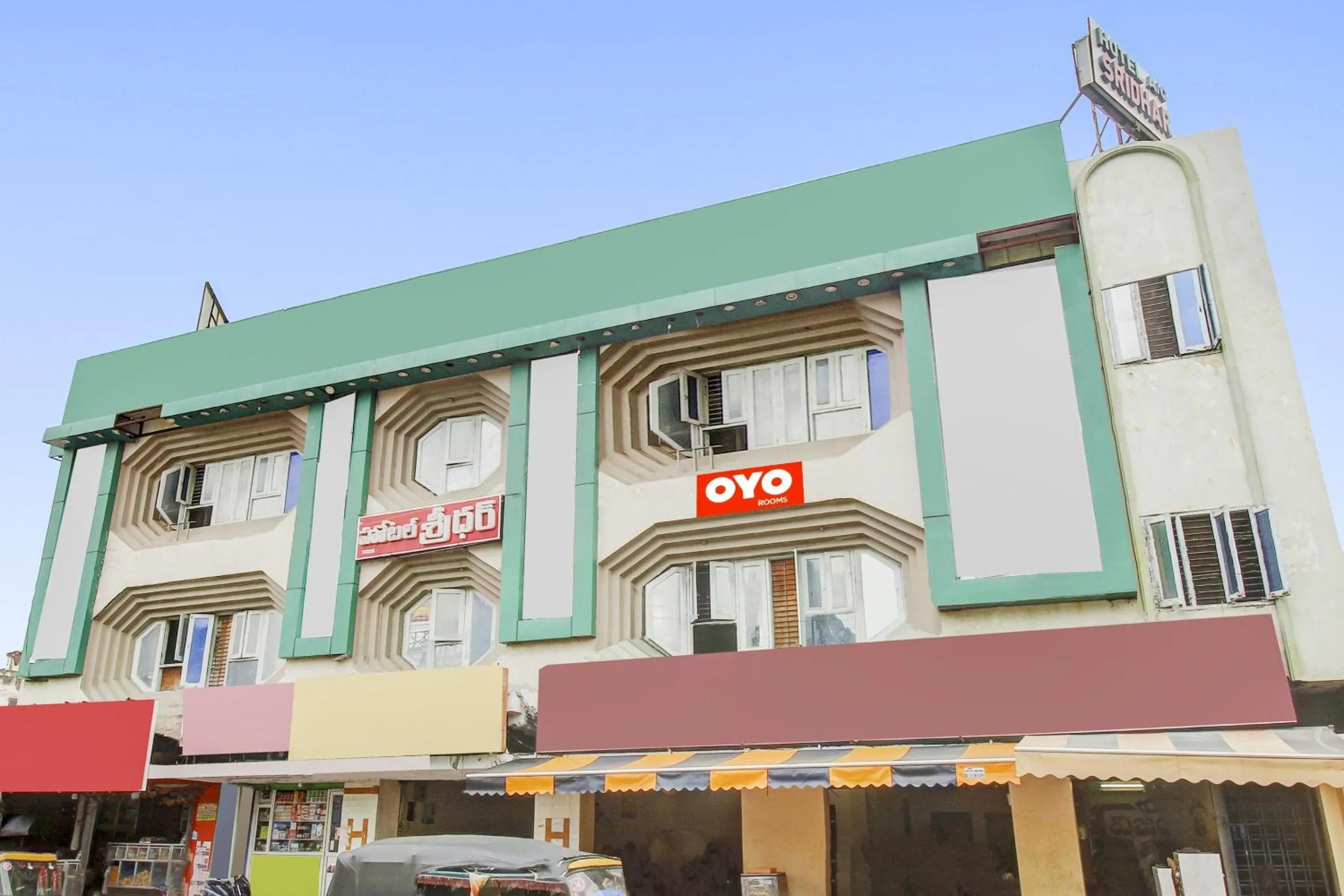 Facade/entrance in Hotel O Sridhar