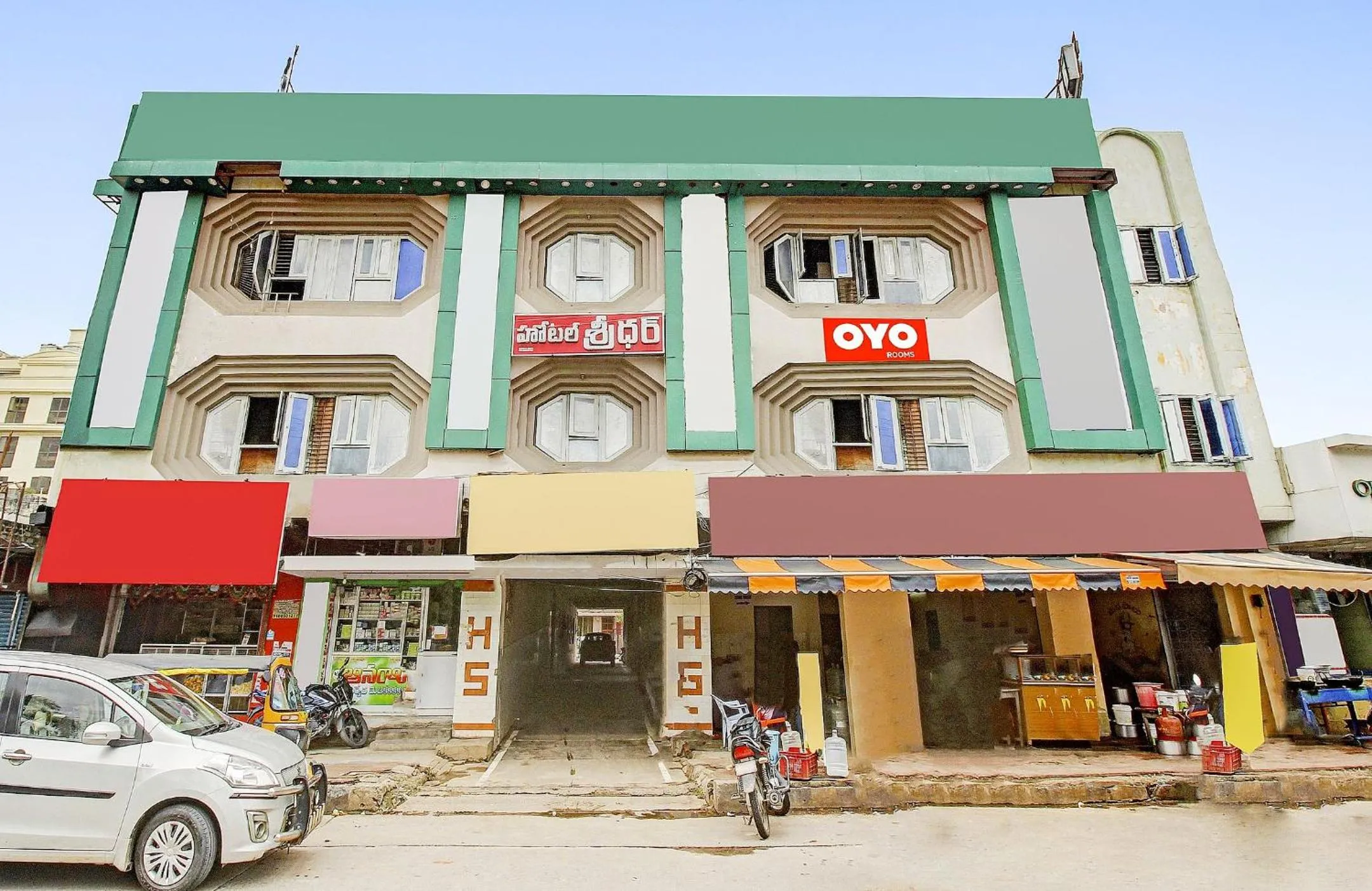 Facade/entrance in Super Hotel O Sridhar