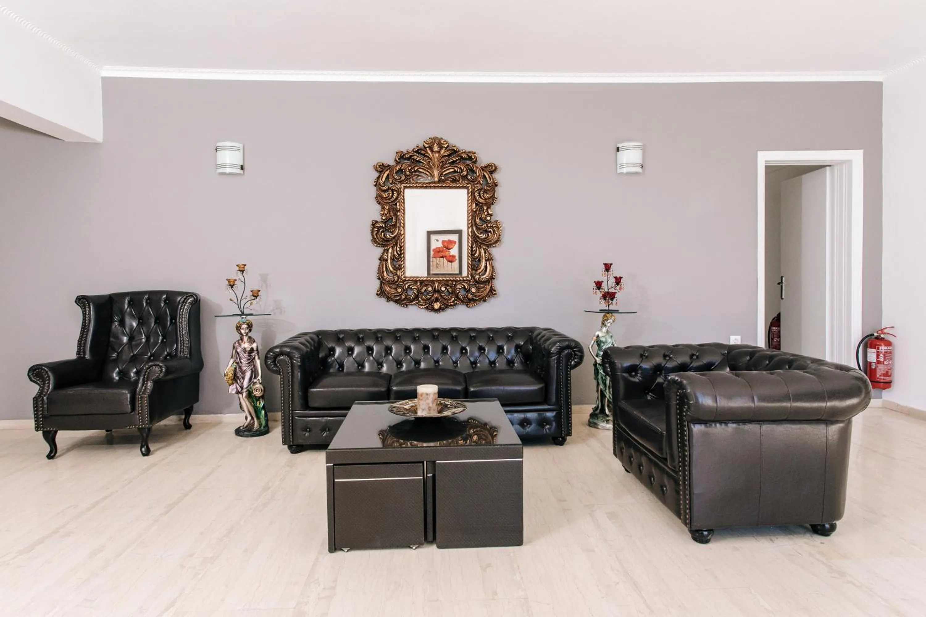 Living room in Nikos Hotel