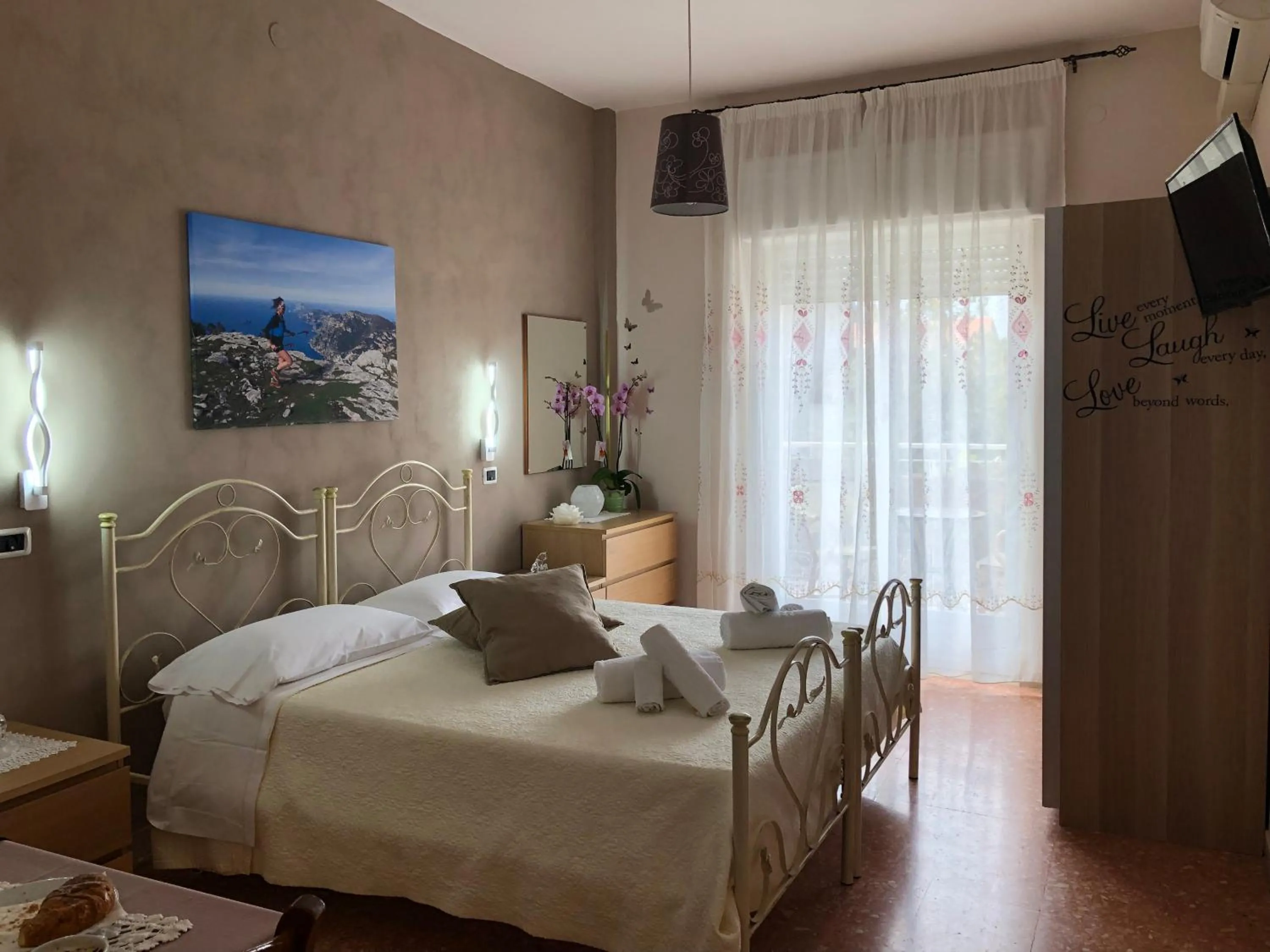 Photo of the whole room, Bed in New Royal