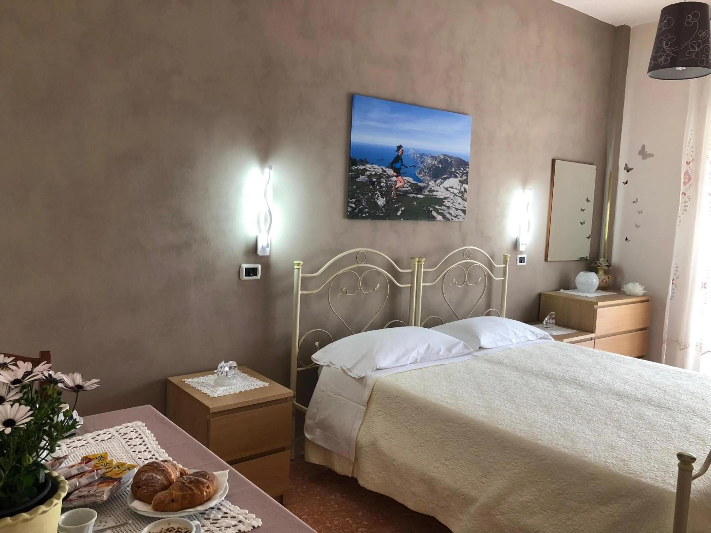 Photo of the whole room, Bed in New Royal