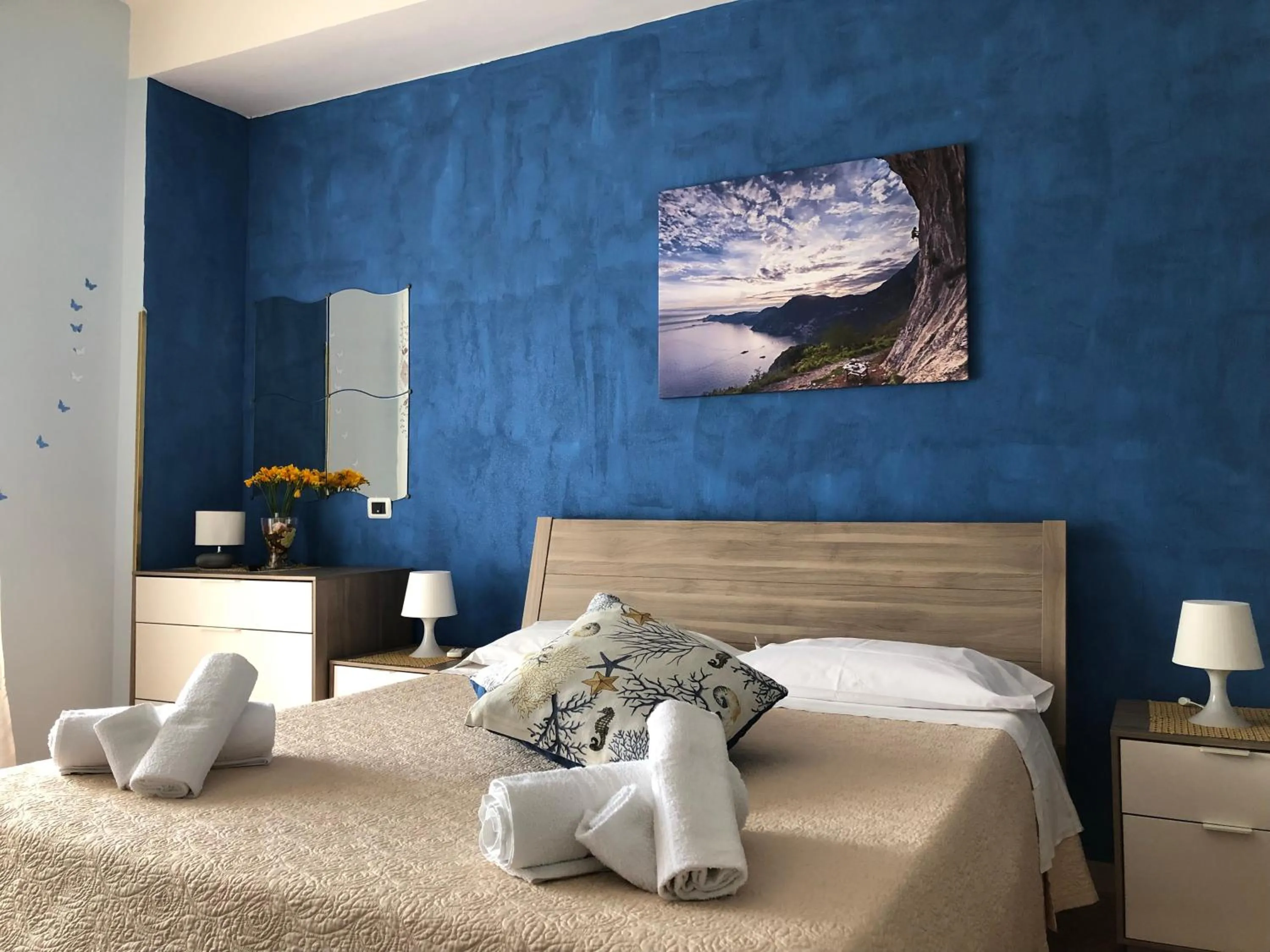 Photo of the whole room, Bed in New Royal