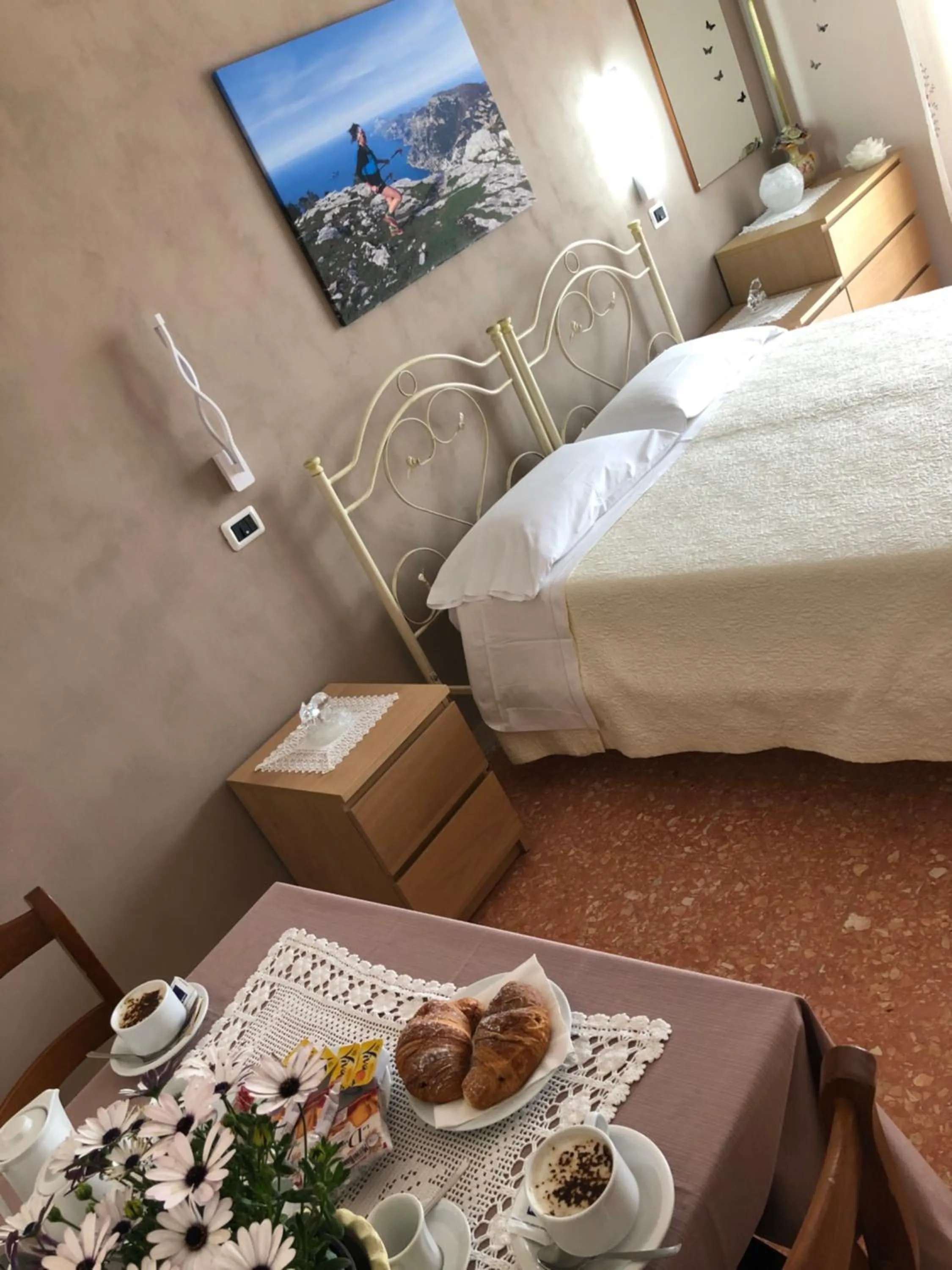 Photo of the whole room, Bed in New Royal