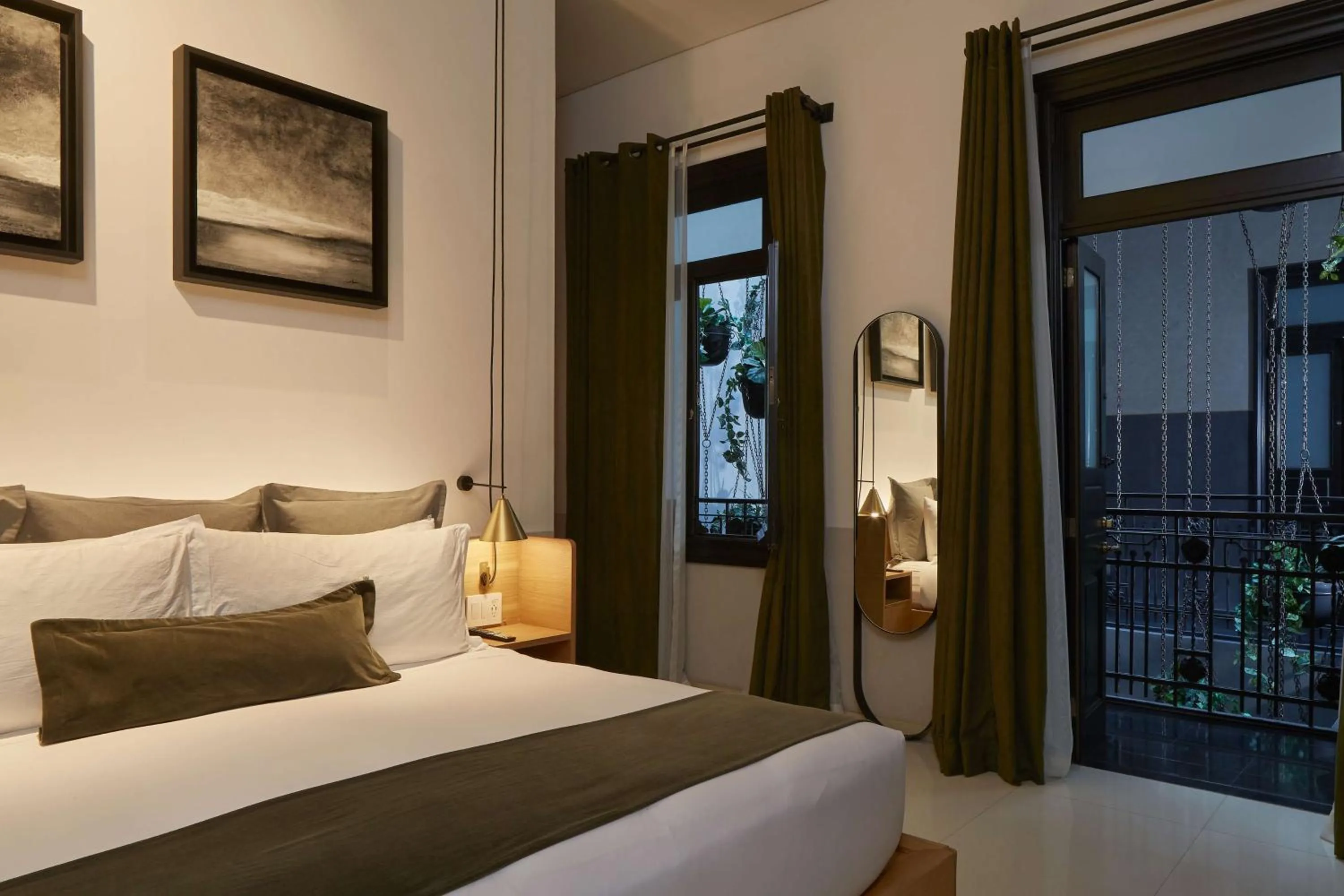 Bed in Umbral, Curio Collection By Hilton