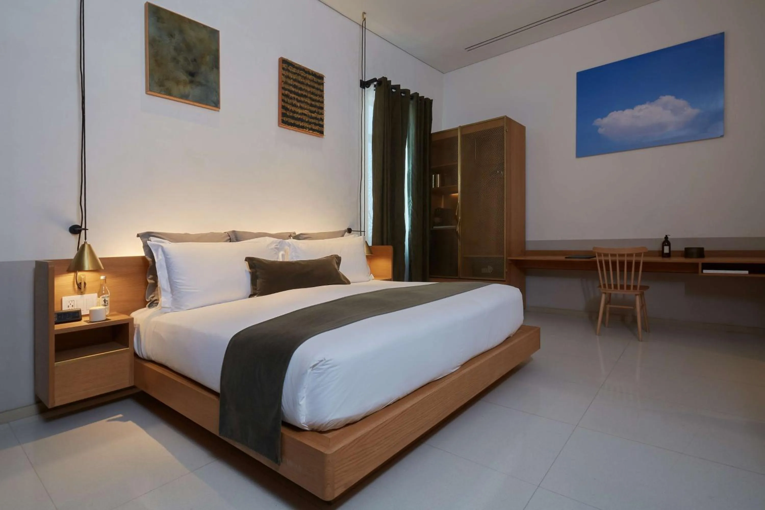 Bed in Umbral, Curio Collection By Hilton