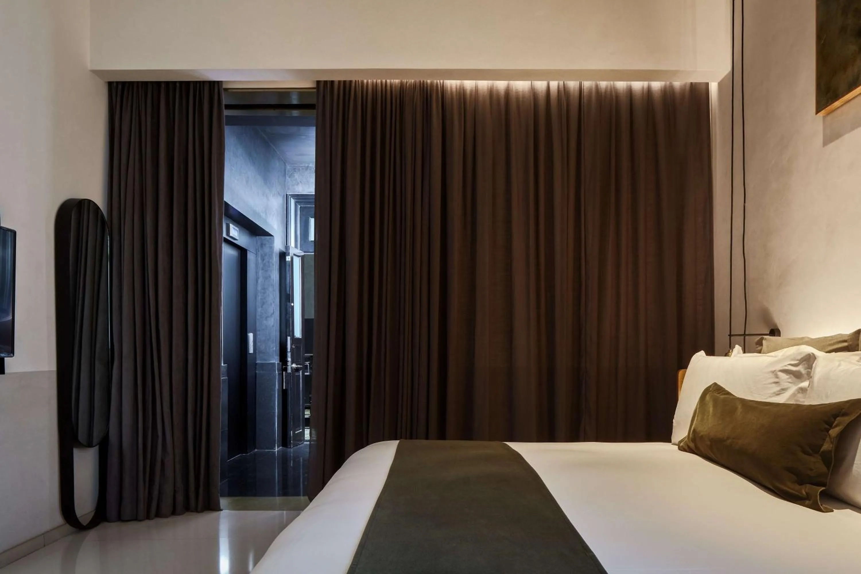 Bed in Umbral, Curio Collection By Hilton