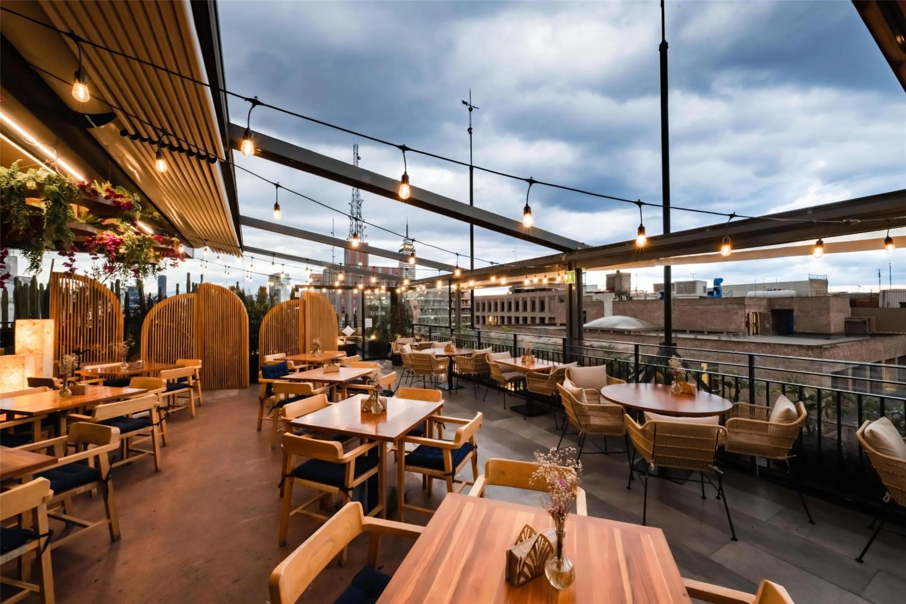 Restaurant/places to eat in Umbral, Curio Collection By Hilton