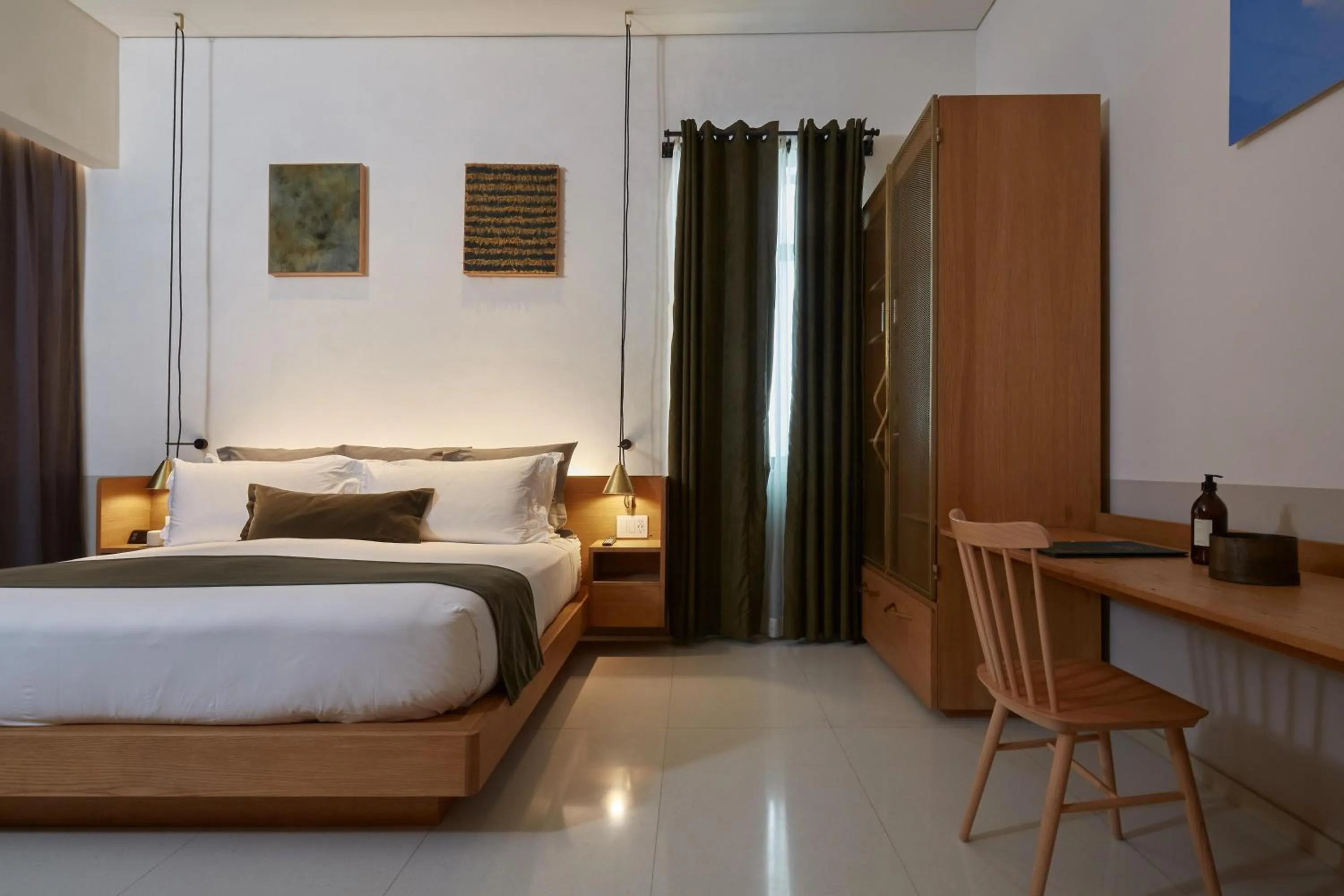 Bed in Umbral, Curio Collection By Hilton