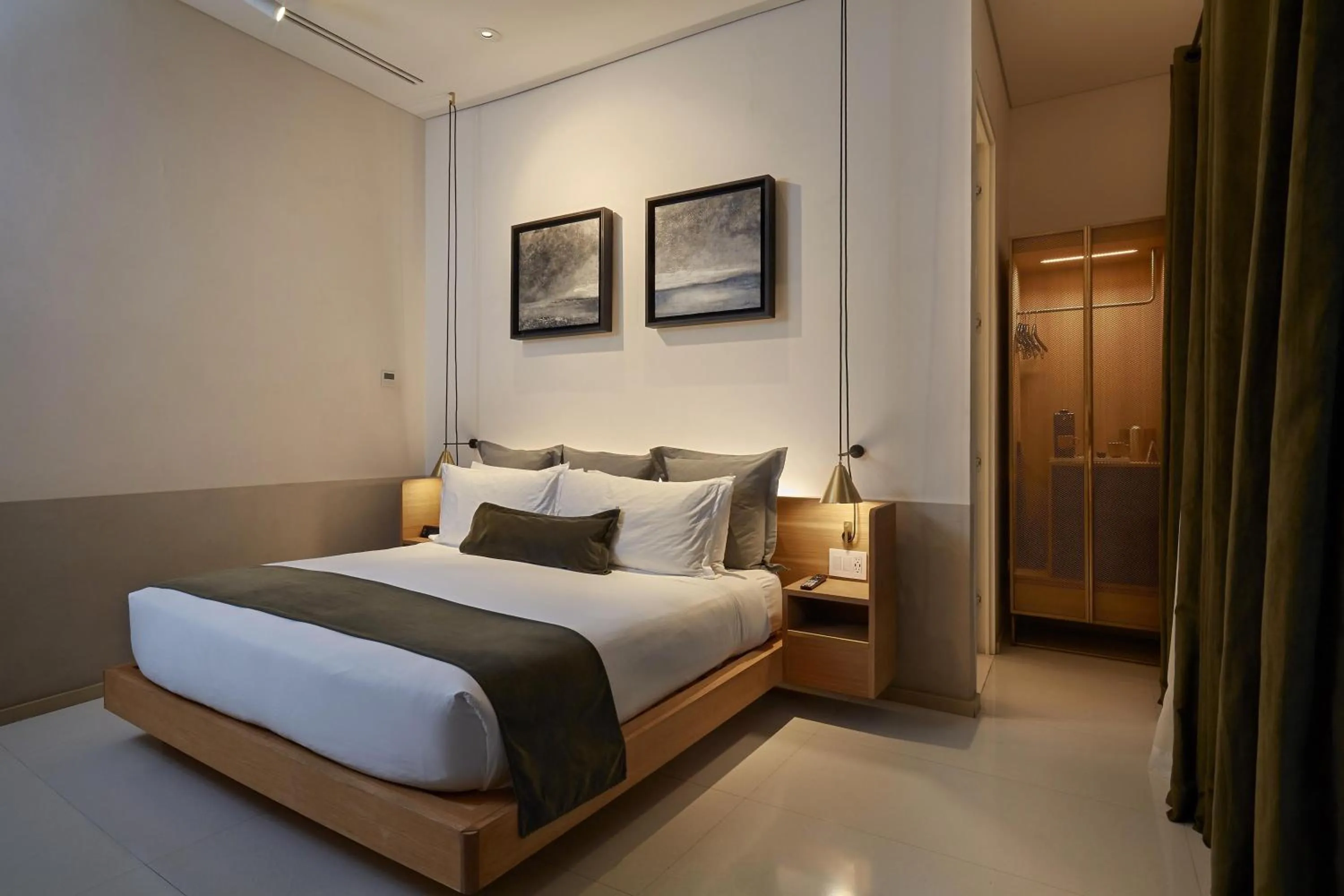 Bed in Umbral, Curio Collection By Hilton