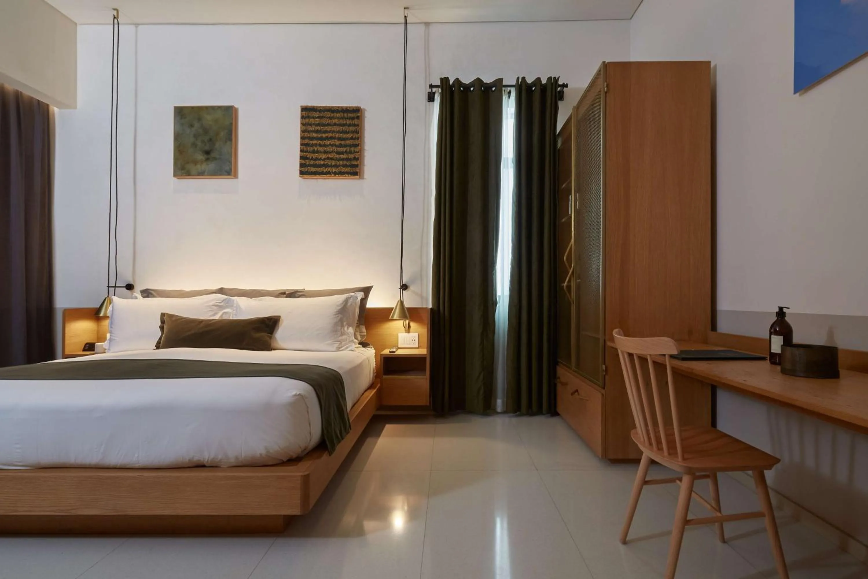 Bed in Umbral, Curio Collection By Hilton