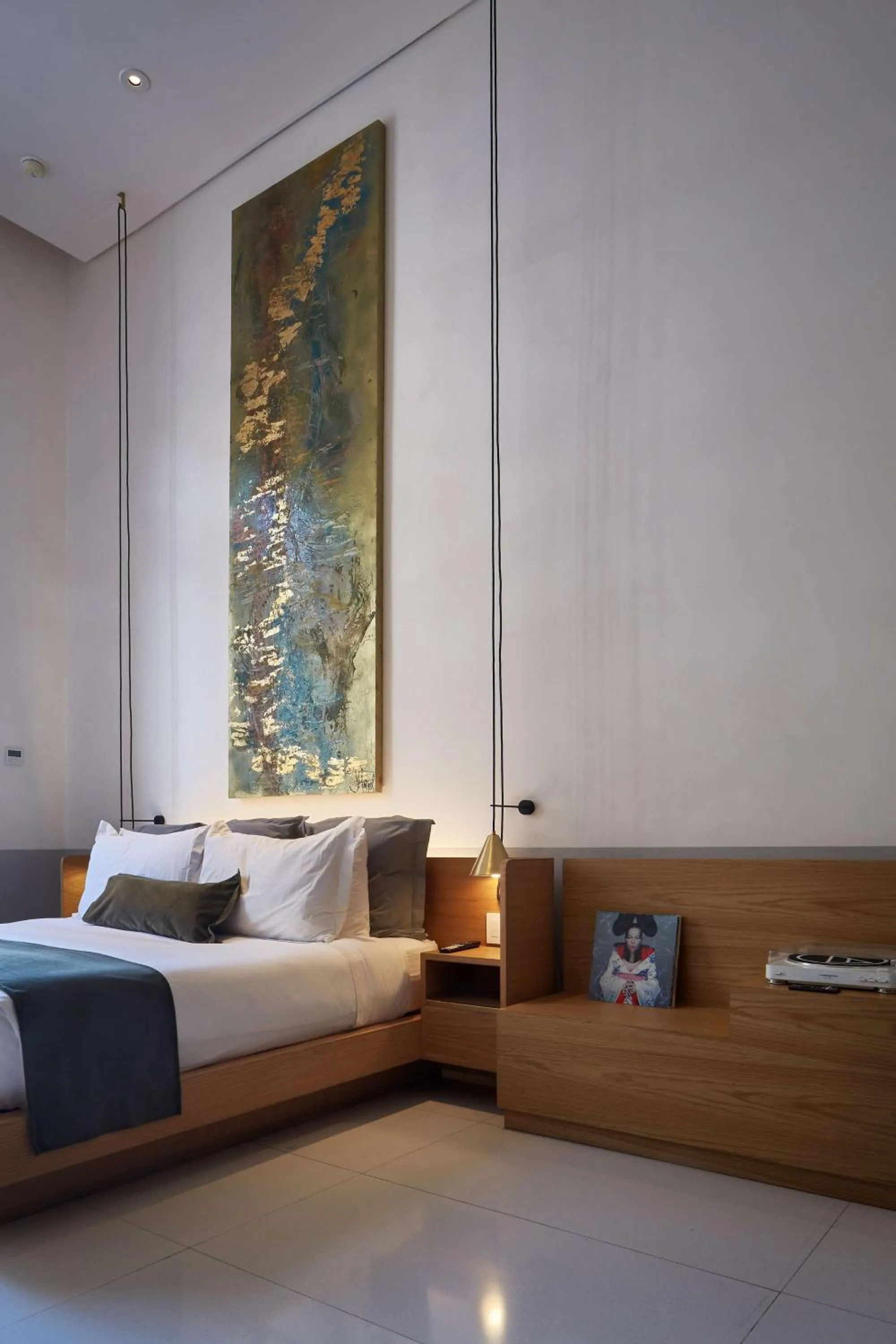 Bed in Umbral, Curio Collection By Hilton