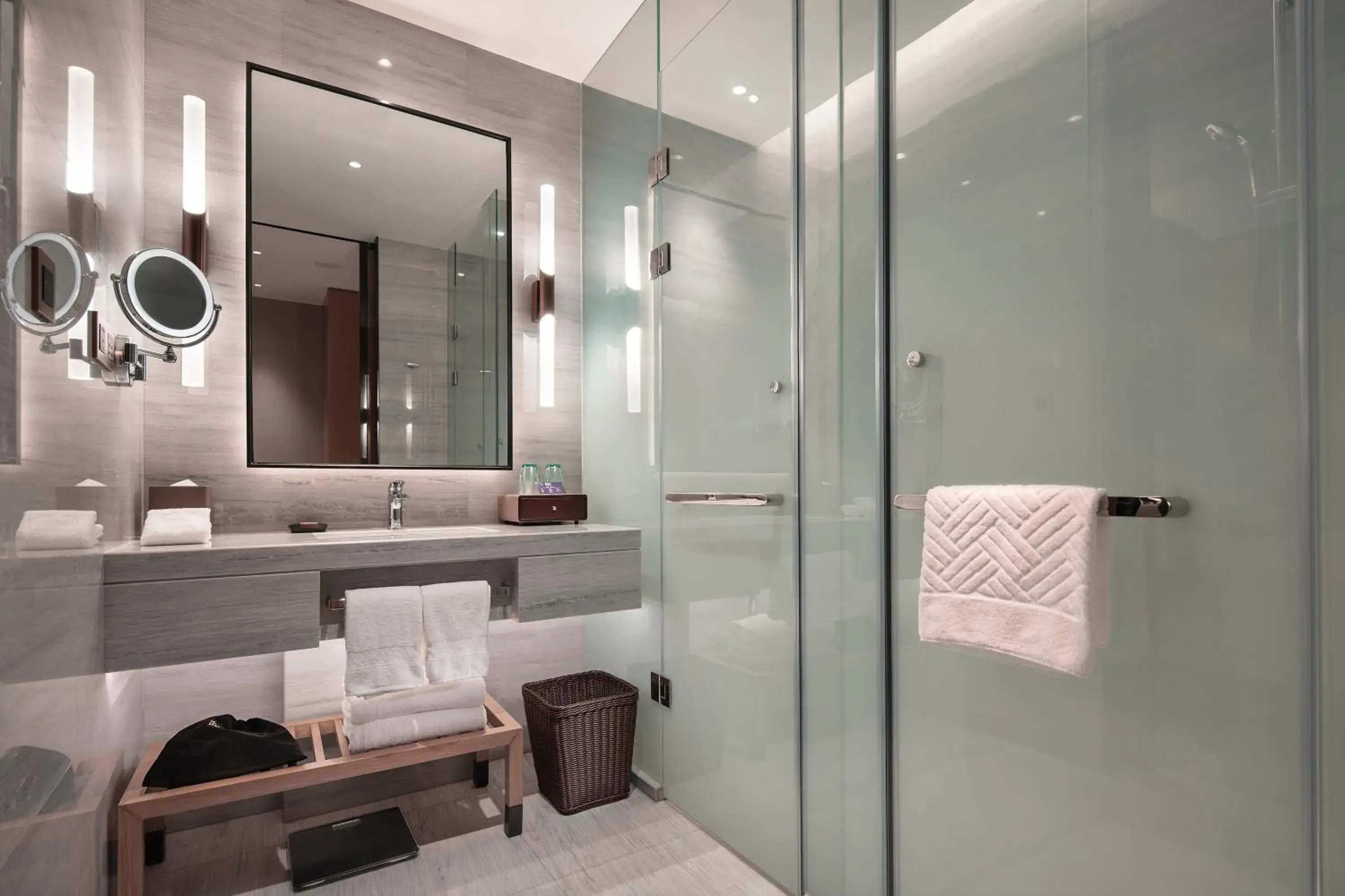 Superior King Room with Canal View in Doubletree By Hilton Suzhou Wujiang Superior King Room with Canal View in Doubletree By Hilton Suzhou Wujiang