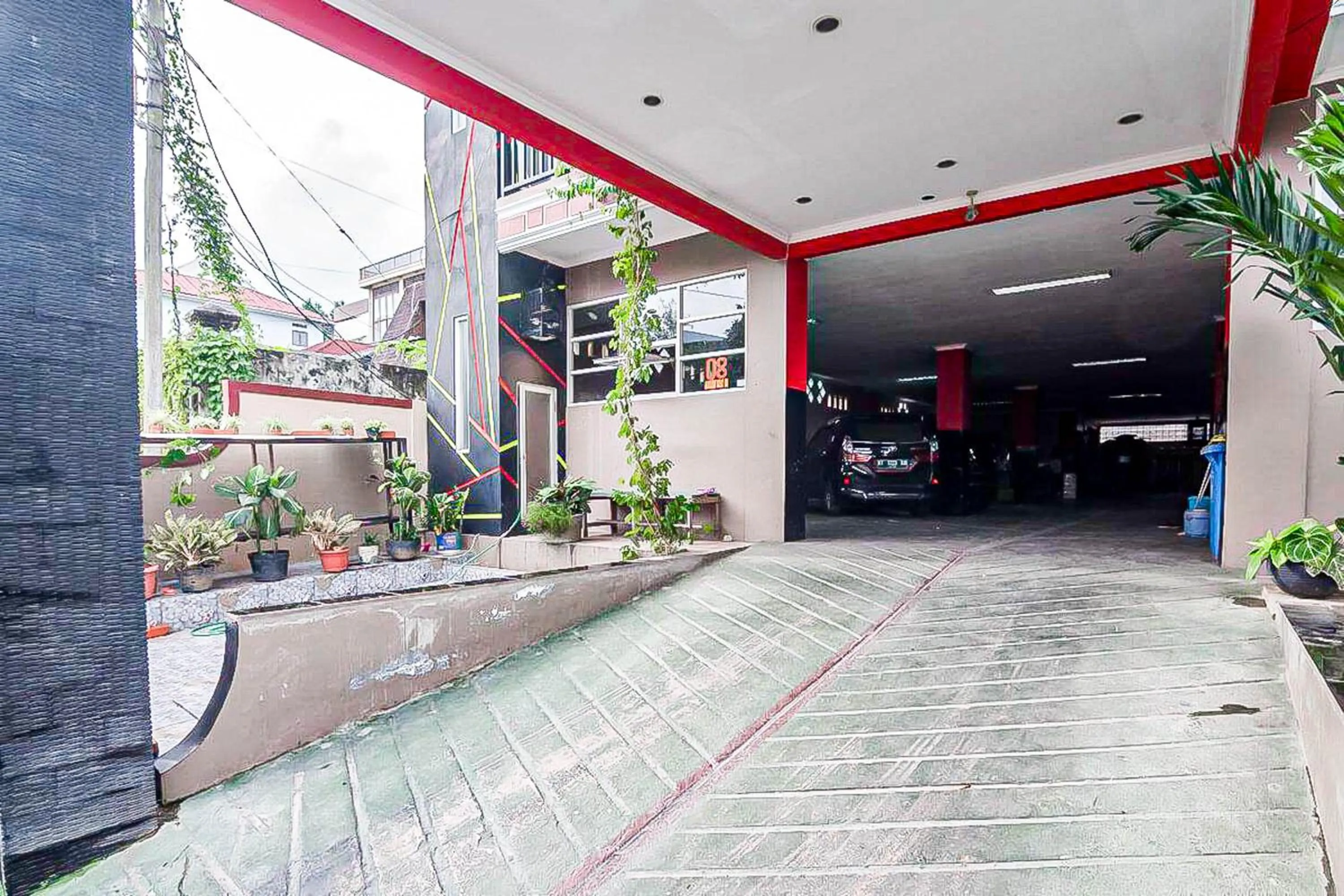 Parking in RedDoorz near E Walk Mall Balikpapan