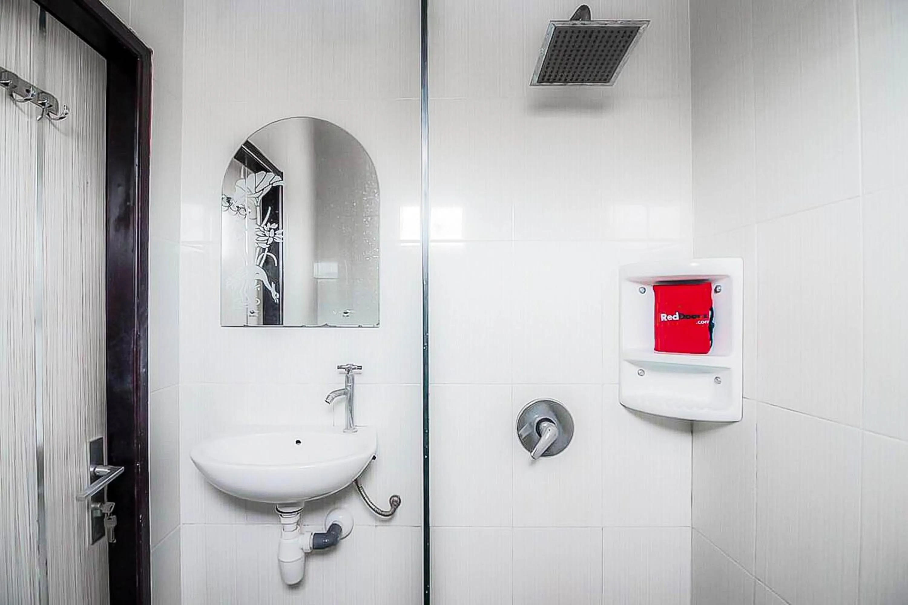 Bathroom in RedDoorz near E Walk Mall Balikpapan