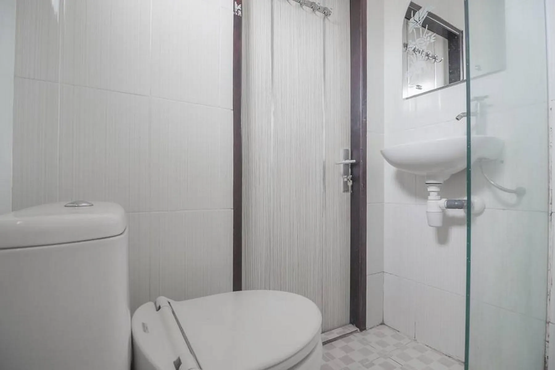 Bathroom in RedDoorz near E Walk Mall Balikpapan