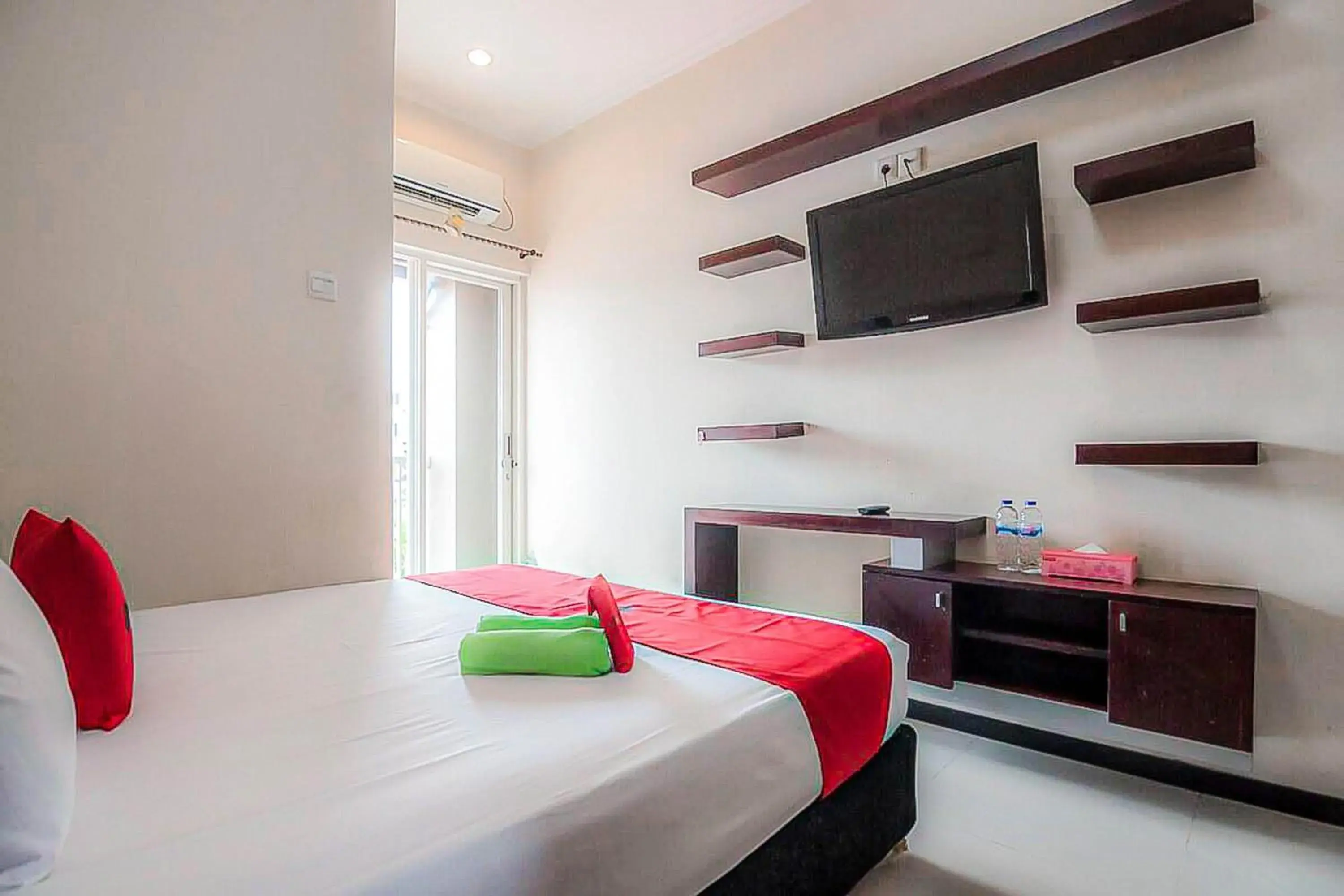 Bedroom, Bed in RedDoorz near E Walk Mall Balikpapan Bedroom, Bed in RedDoorz near E Walk Mall Balikpapan