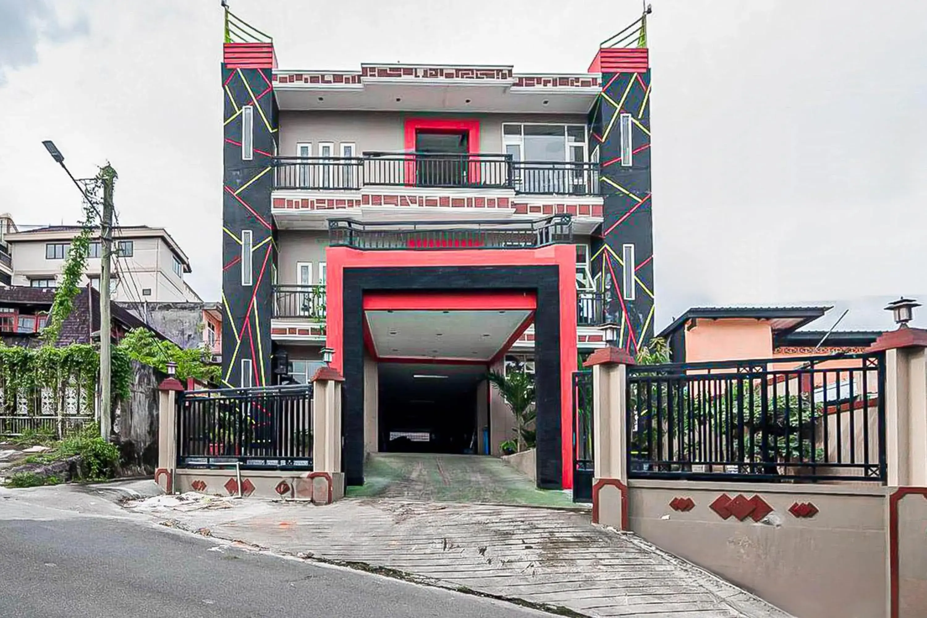 Facade/entrance in RedDoorz near E Walk Mall Balikpapan Facade/entrance in RedDoorz near E Walk Mall Balikpapan