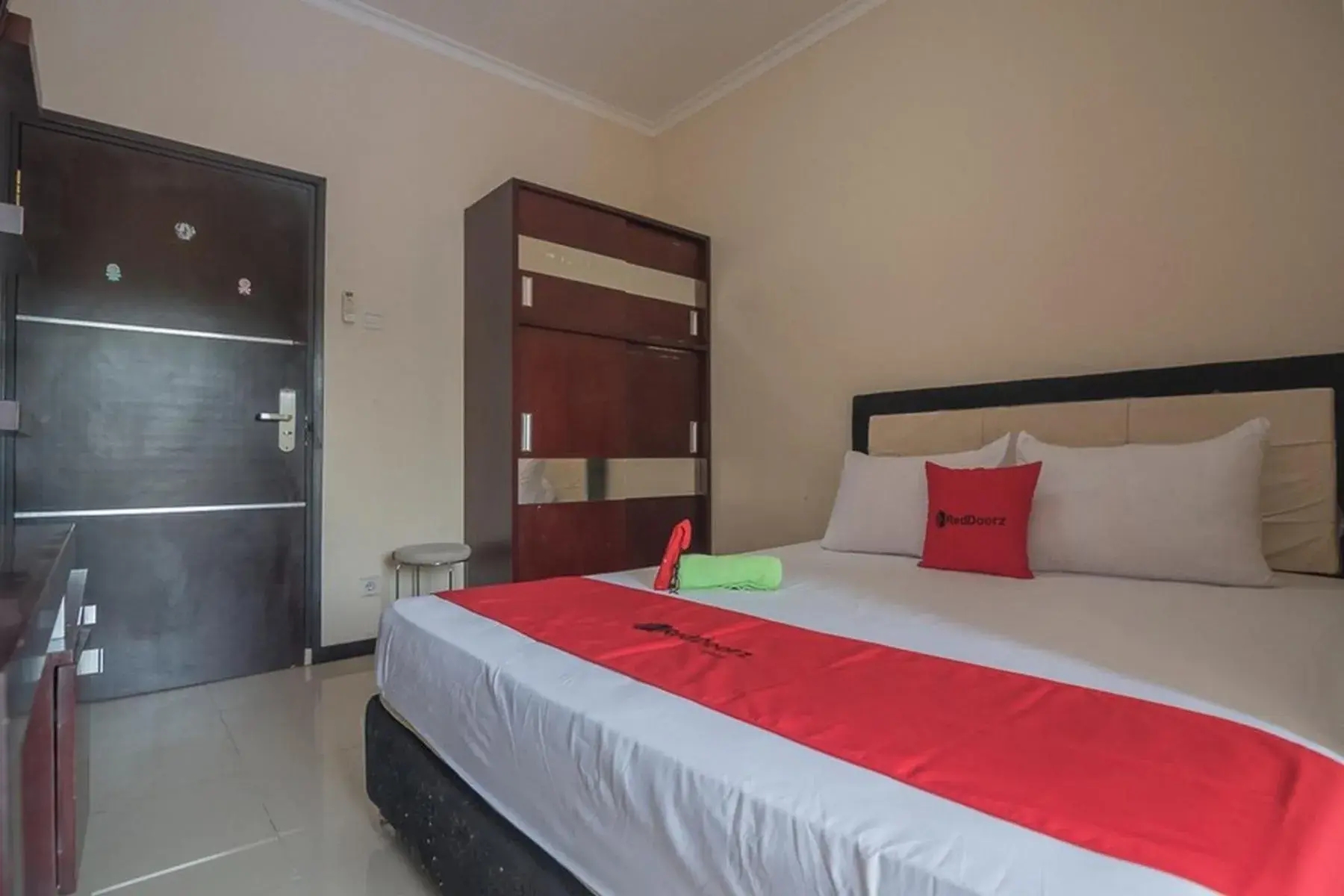 Bedroom, Bed in RedDoorz near E Walk Mall Balikpapan Bedroom, Bed in RedDoorz near E Walk Mall Balikpapan